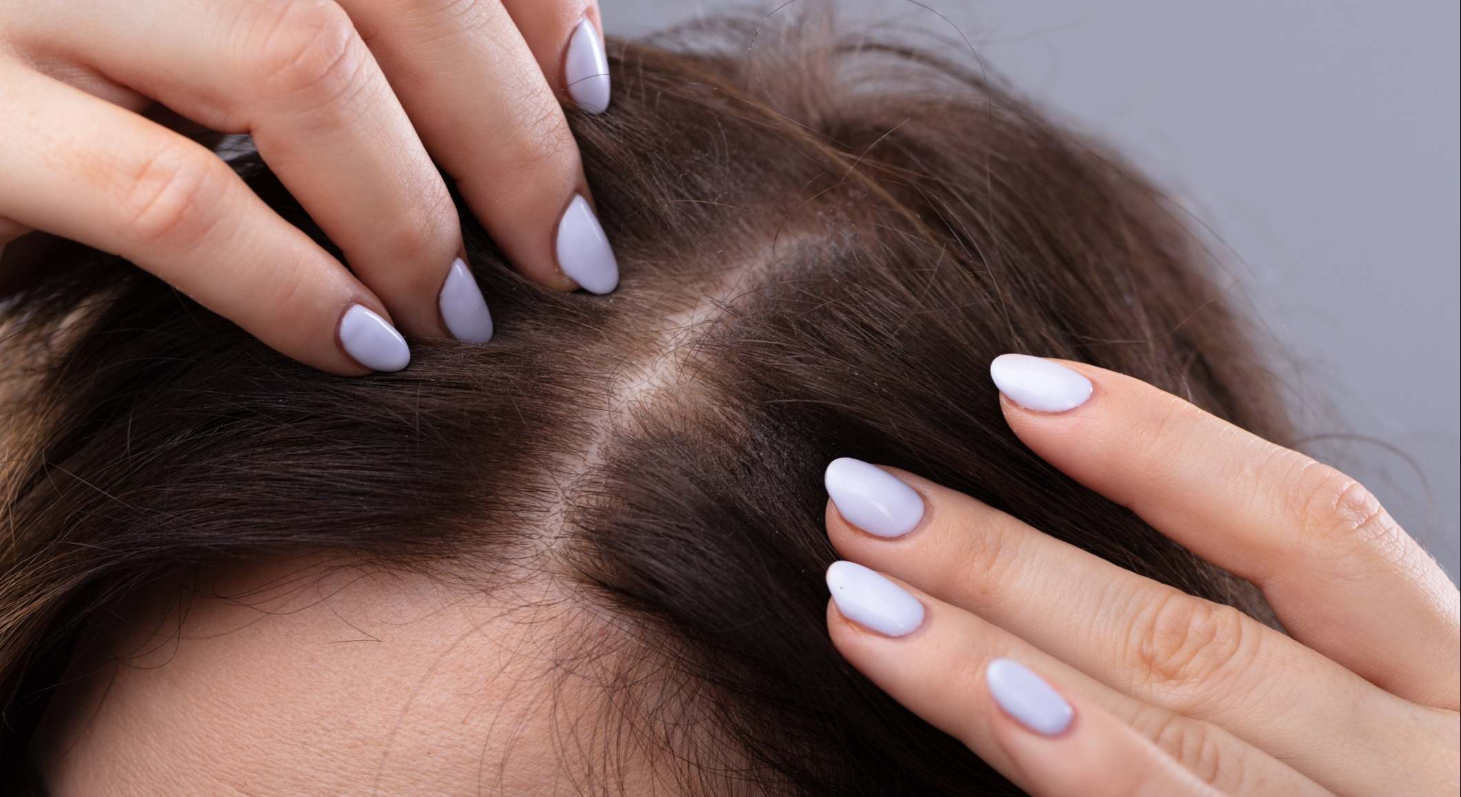 Mujer mostrando la raíz de su pelo