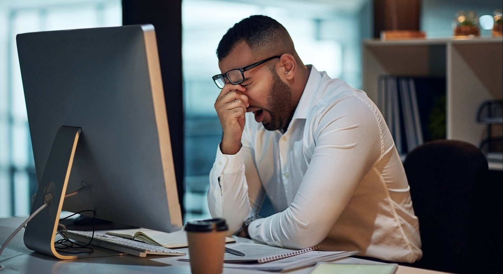 Hombre cansado física y mentalmente