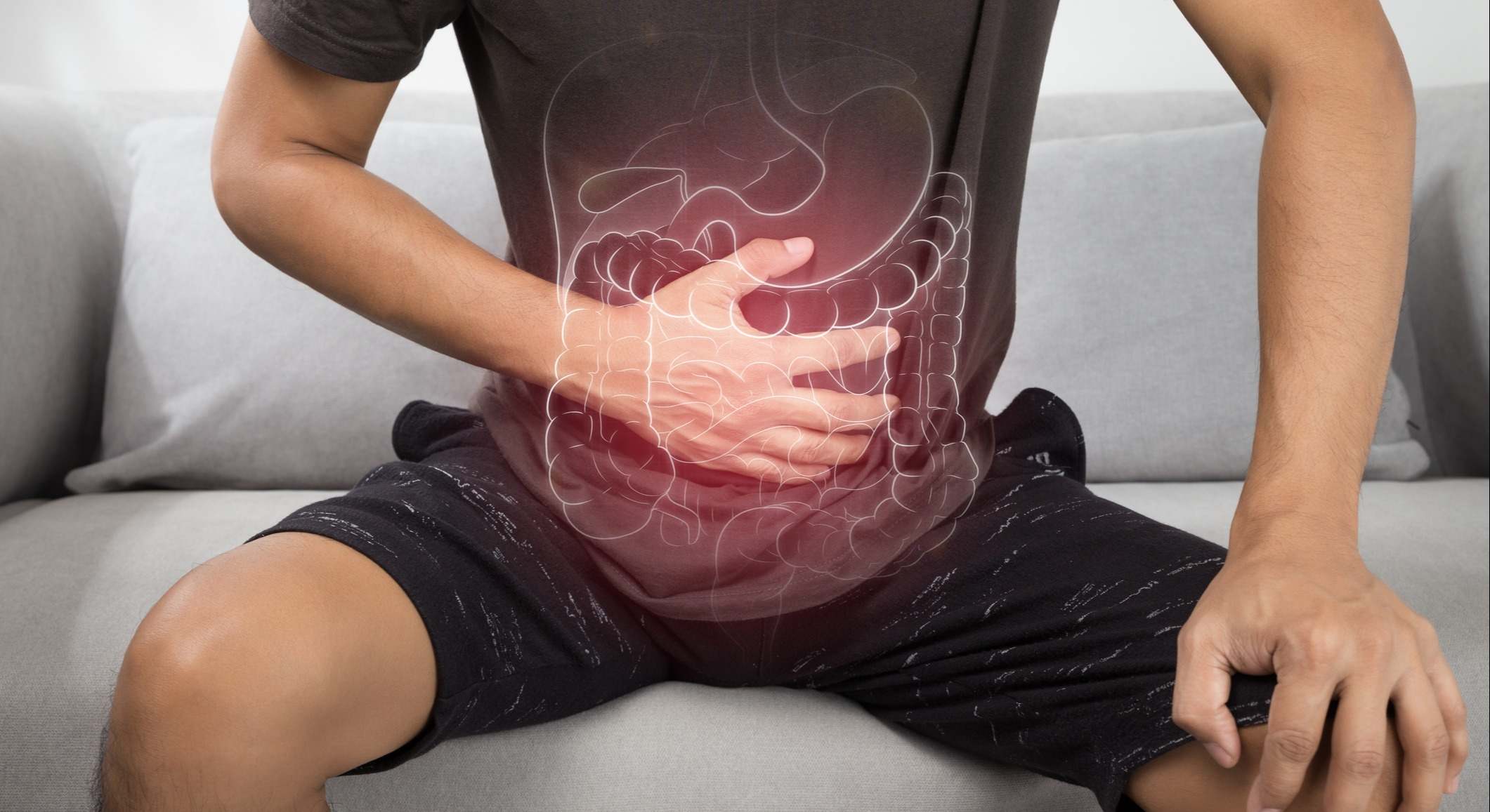 Hombre quejándose de dolor en el intestino