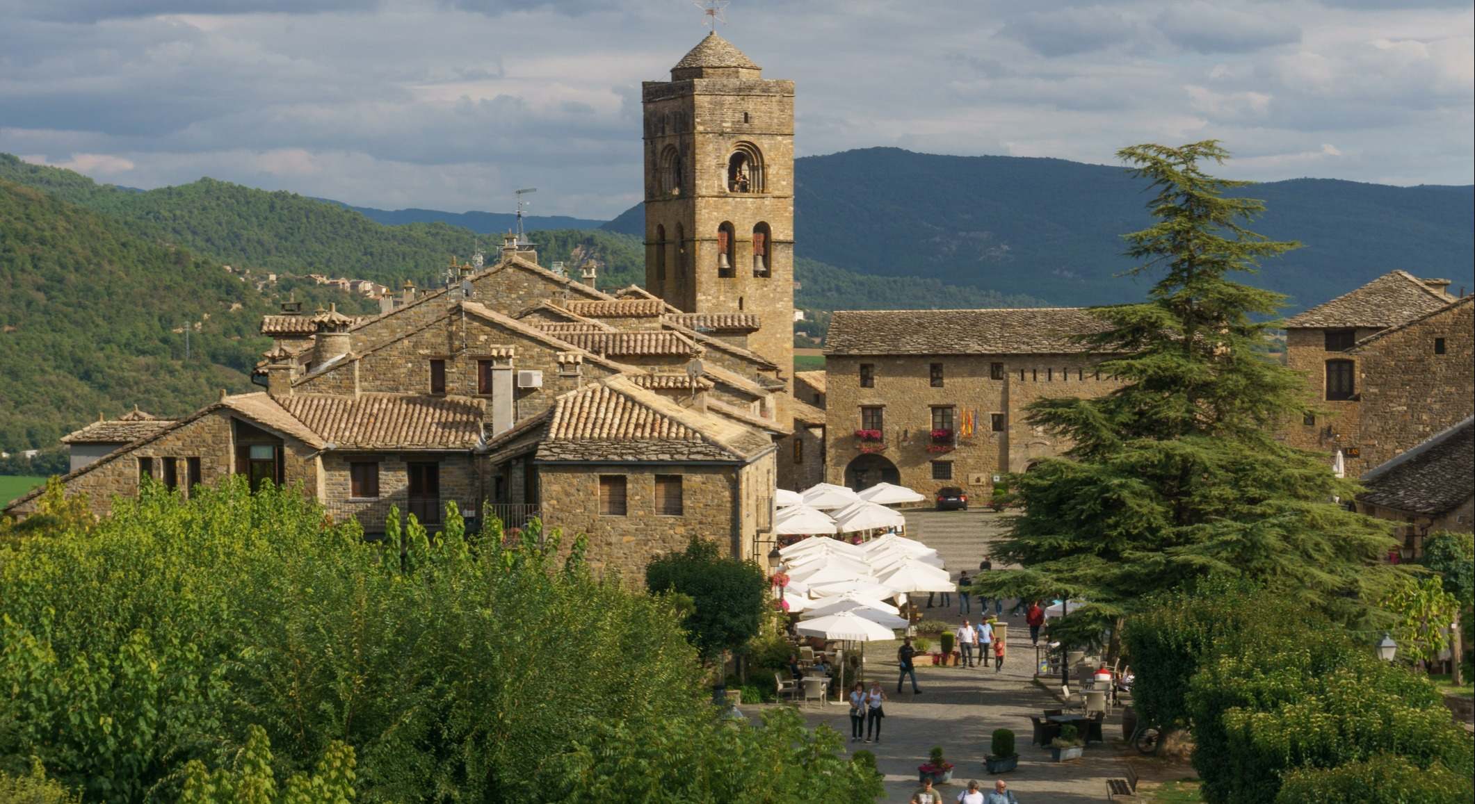 Antigua iglesia en la plaza del pueblo en el pueblo medieval de Aínsa en los Pirineos, Aragón, España