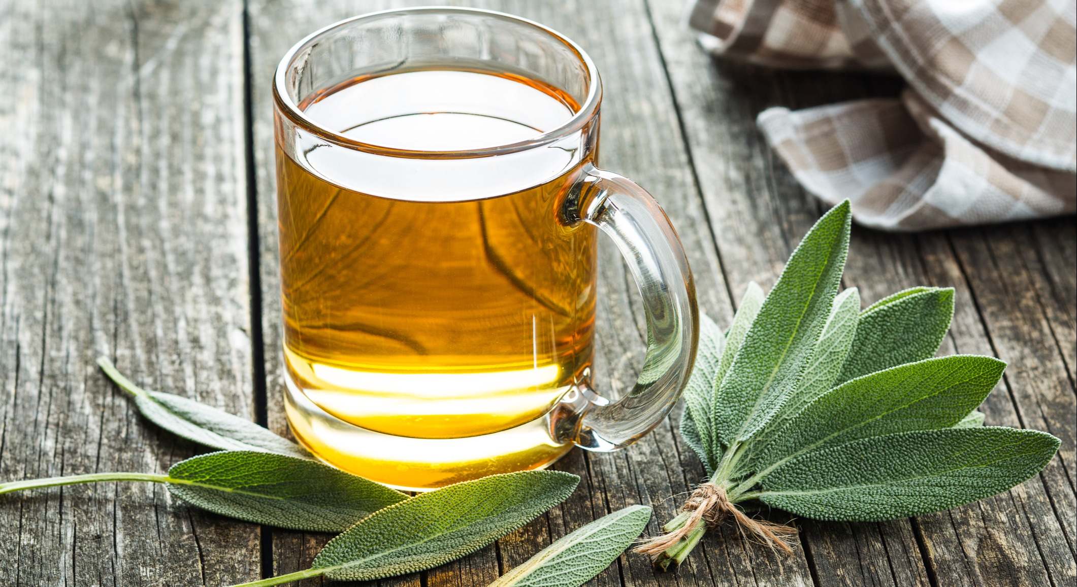 Té de salvia y hojas de salvia.
