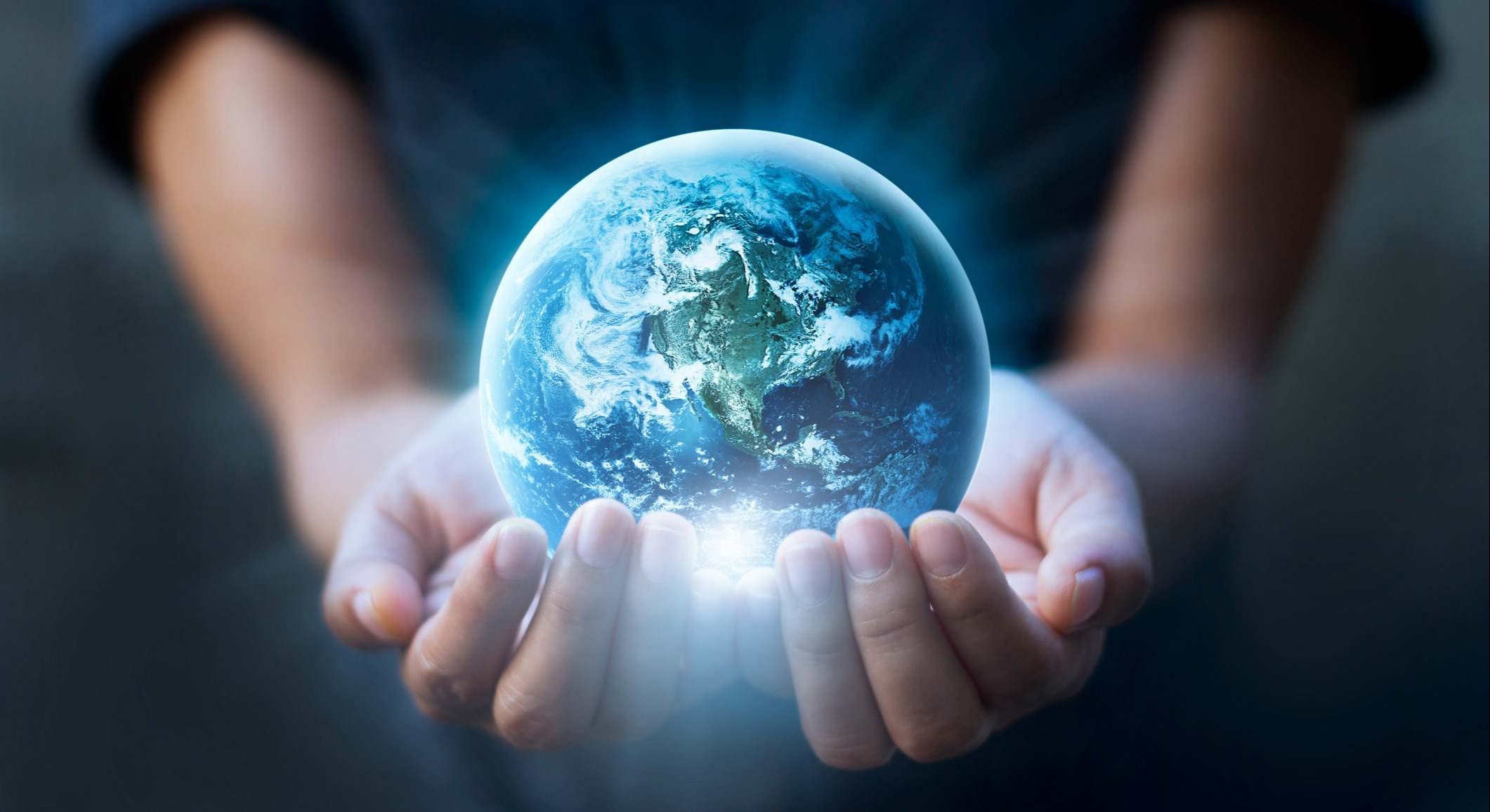 Una bola del mundo en unas manos