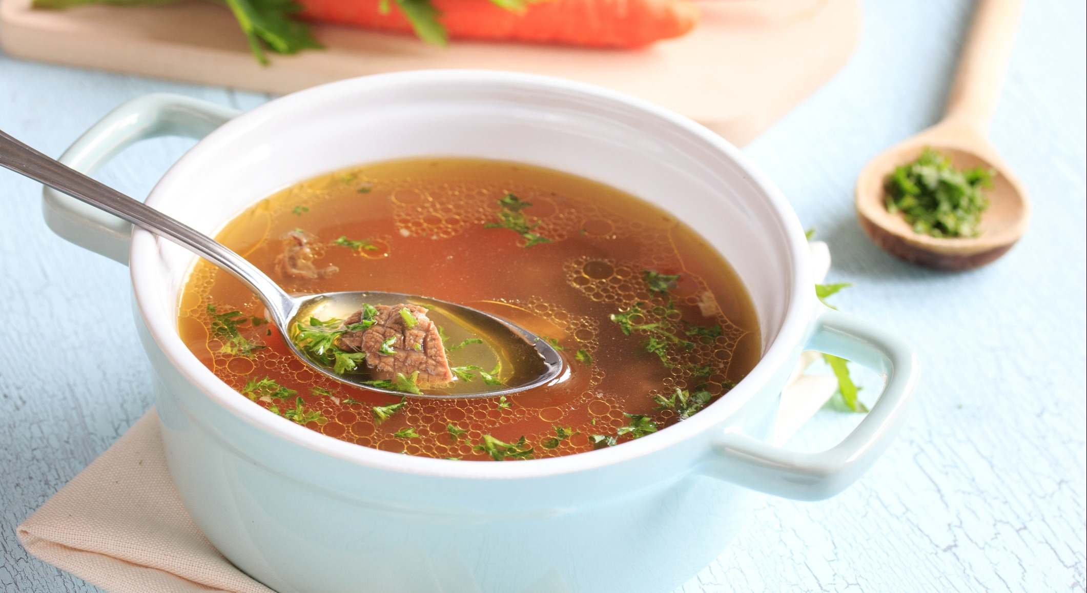 Caldo de carne en un cuenco sobre una mesa