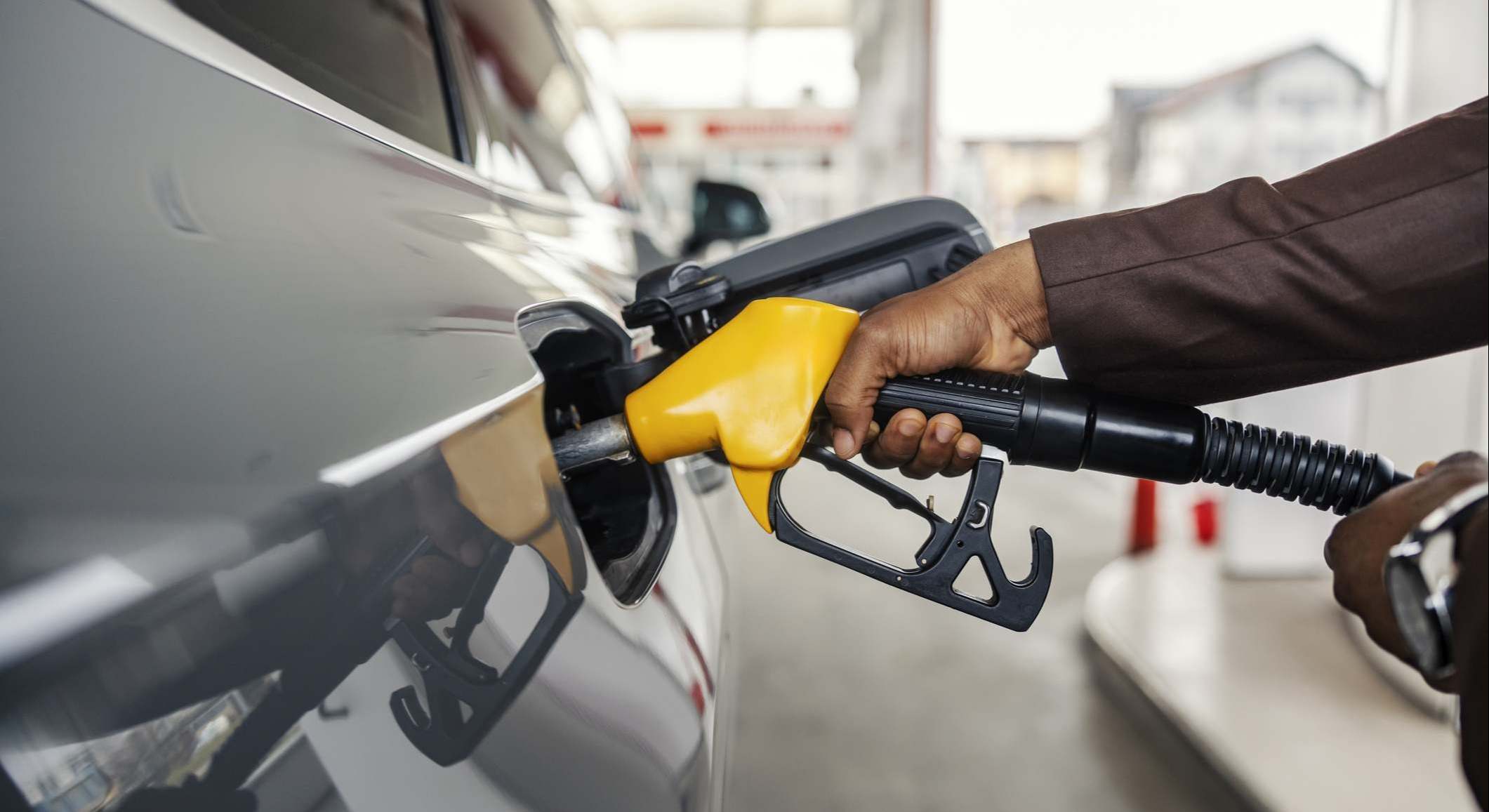 Repostar combustible en un coche