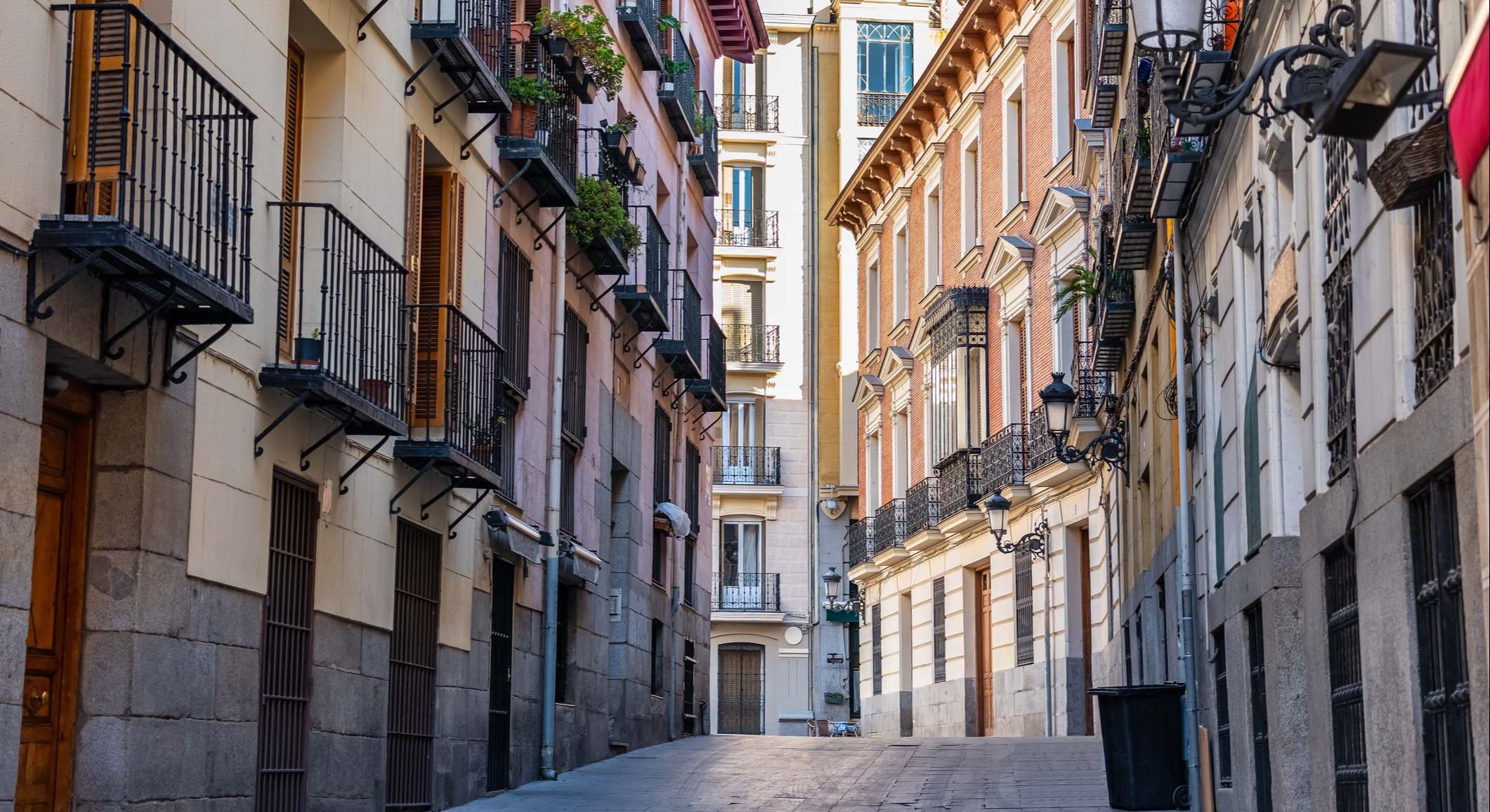 Calle pintoresca de Madrid con edificios antiguos