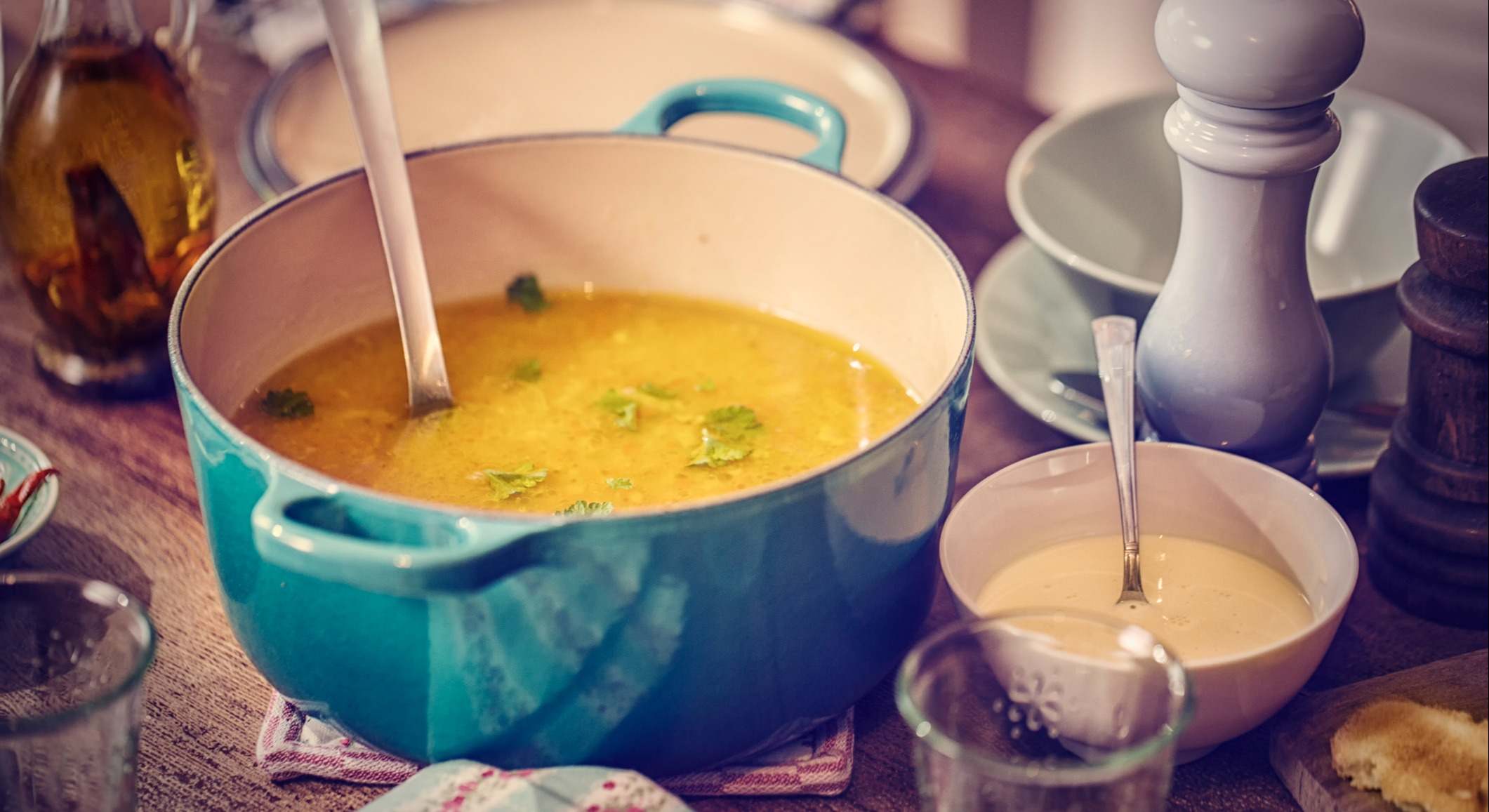 Olla con caldo de pollo