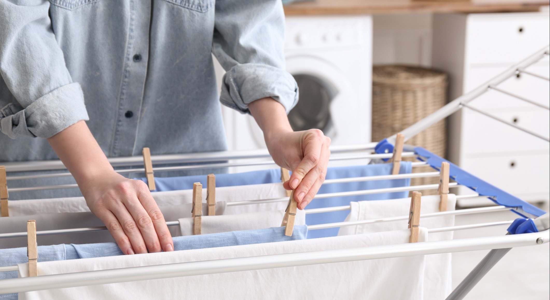 Una persona tiende la ropa en un tendedero. / Foto: iStock