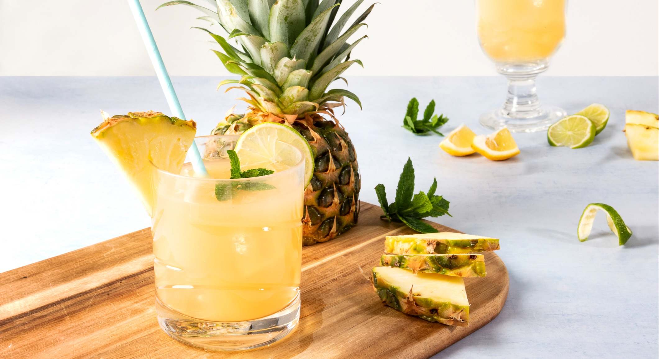 Piña y zumo de piña con lima y menta
