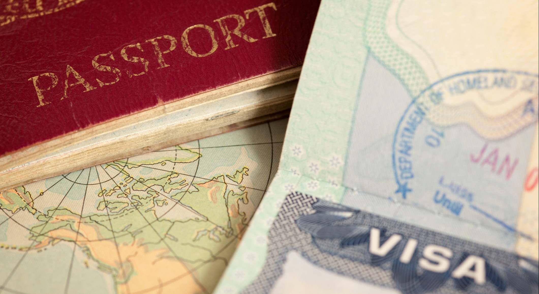 Pasaporte y una visa sobre un mapamundi