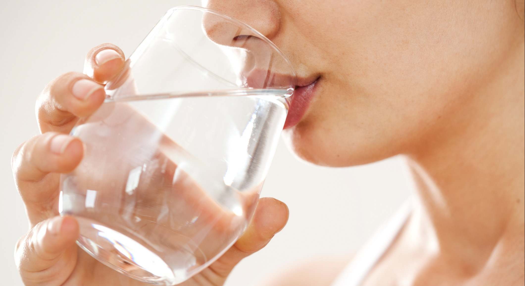 Mujer bebiendo un vaso de agua