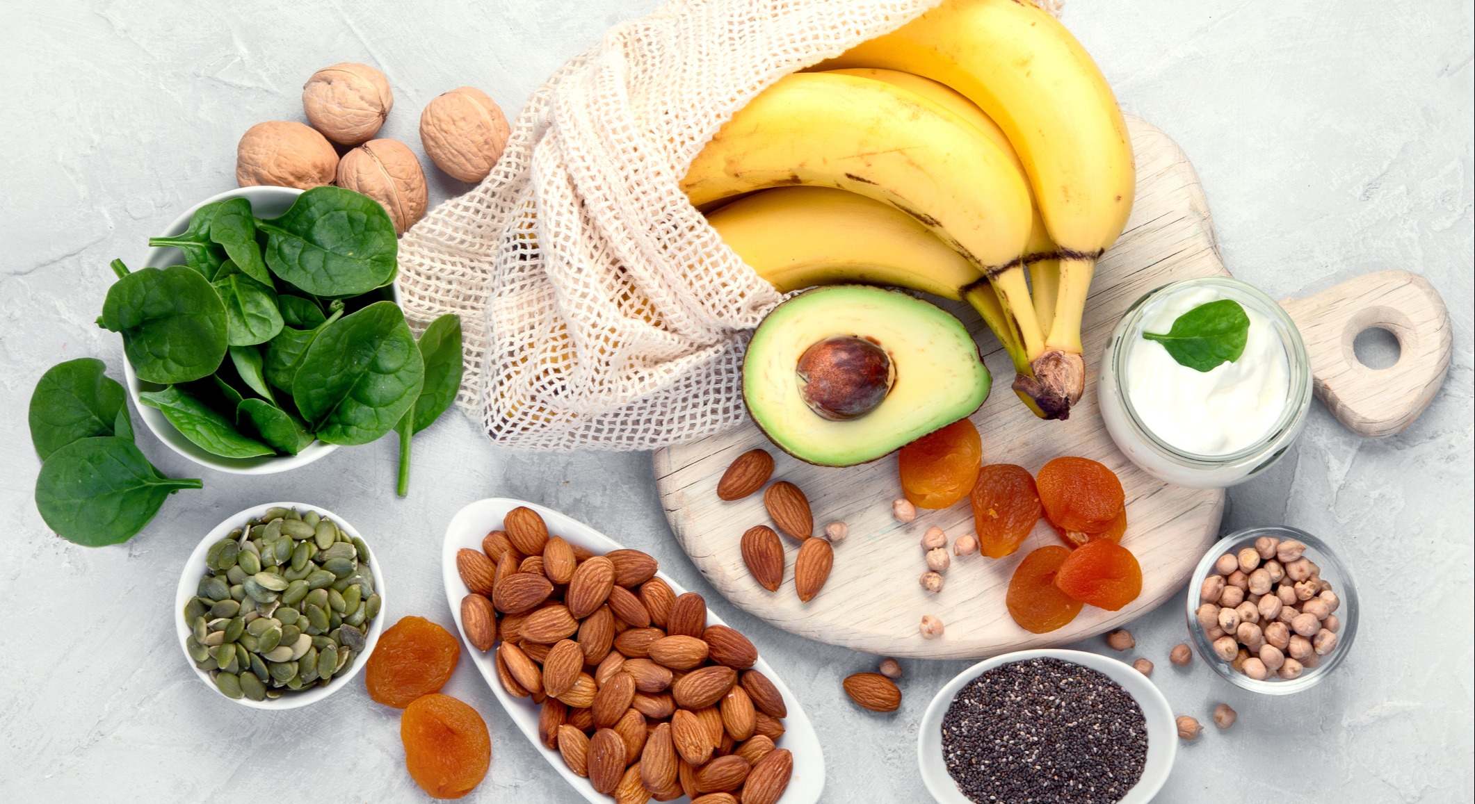 Alimentos ricos en magnesio sobre una mesa