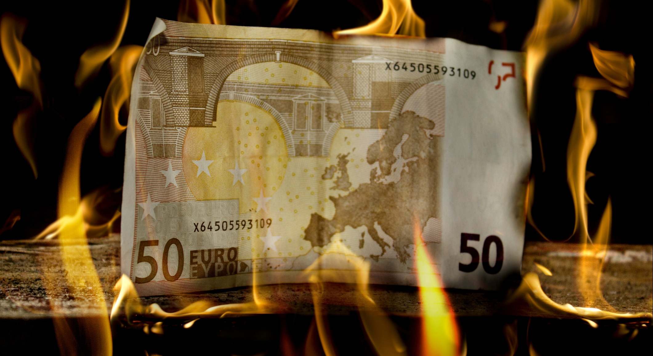 Euros ardiendo (Dreamstime)
