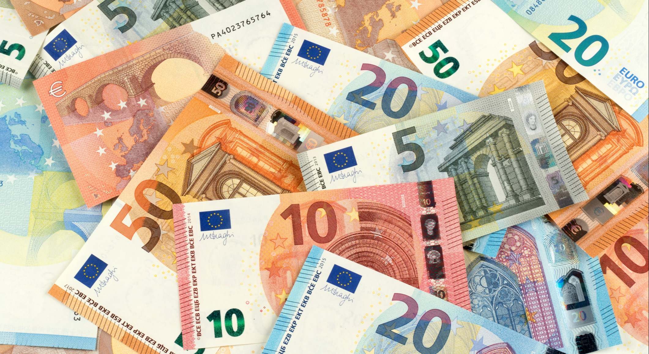Billetes de euro amontonados unos encima de otros
