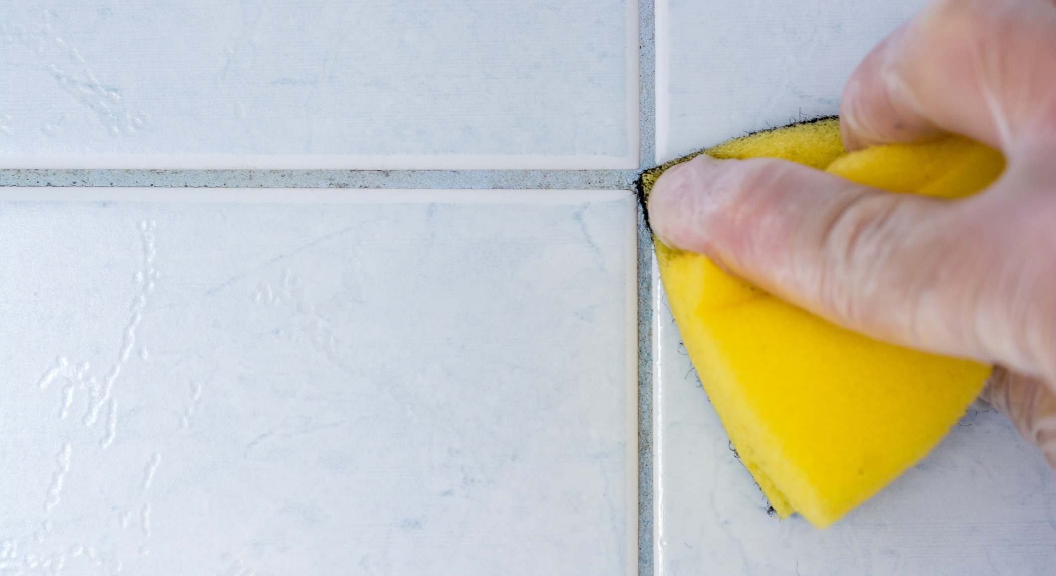 Una persona limpia las juntas de las baldosas en casa. / Foto: iStock