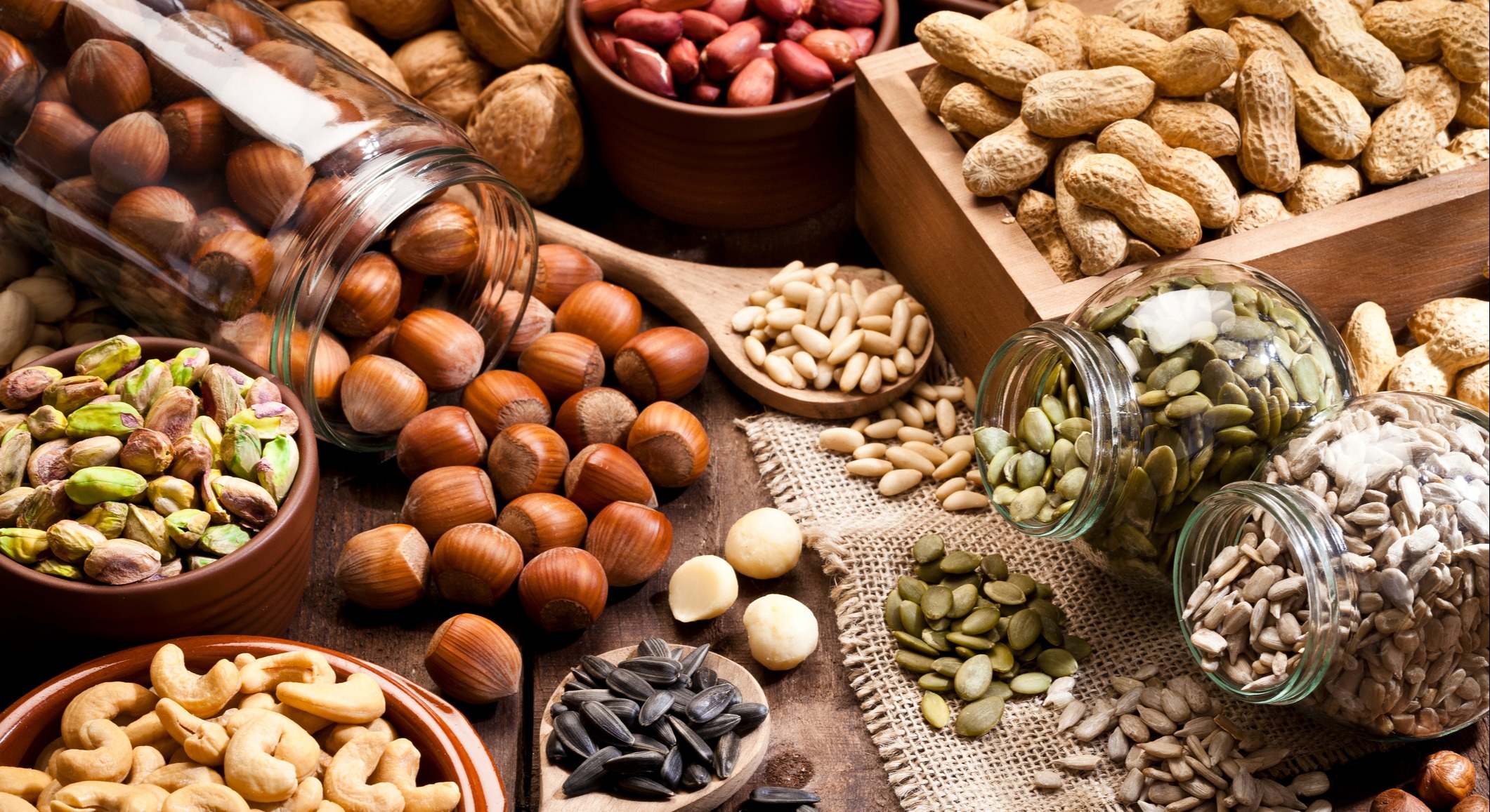 Surtido de frutos secos en una mesa de madera