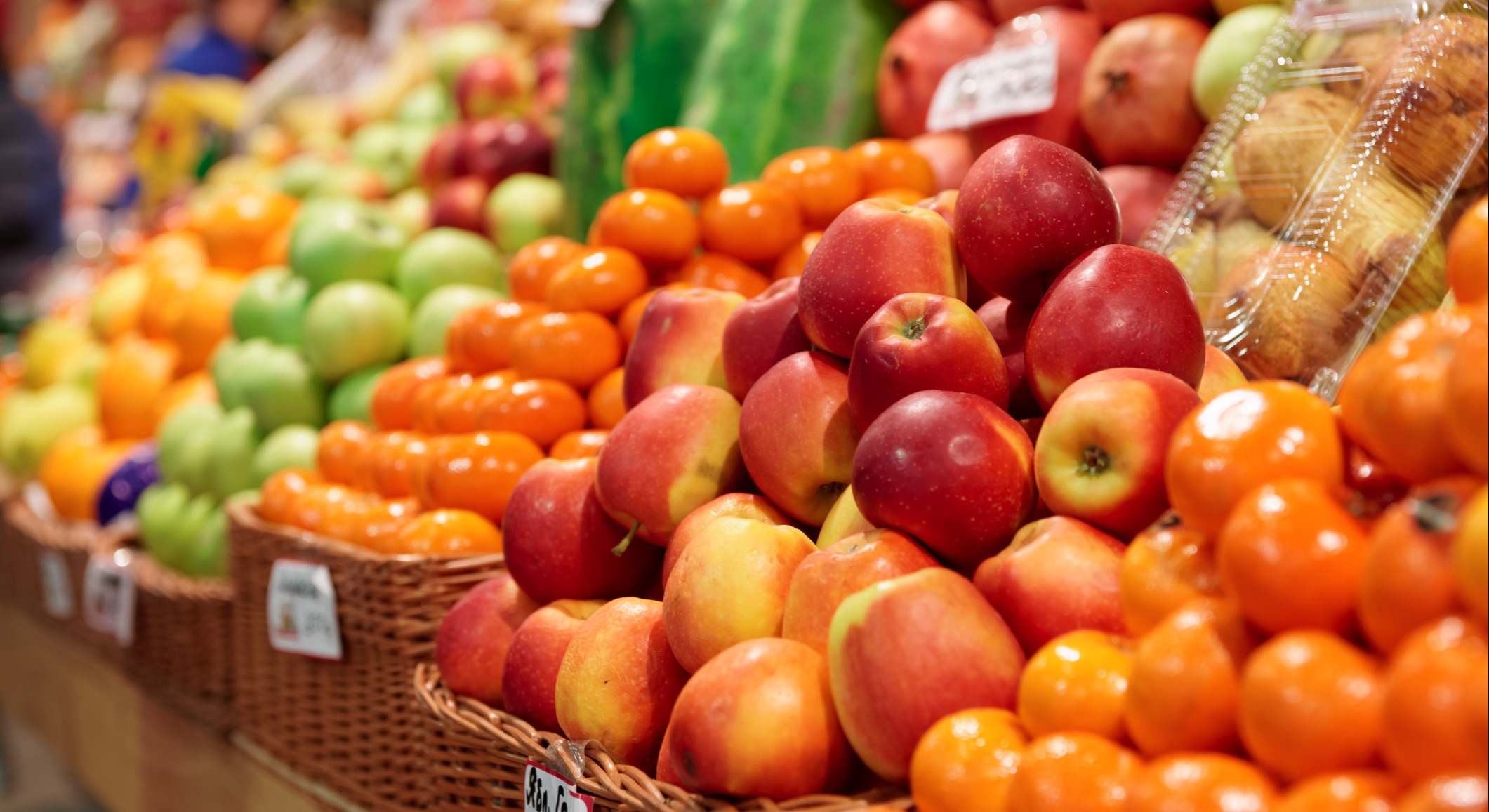 Frutas y verduras en el supermercado. / Foto: iStock