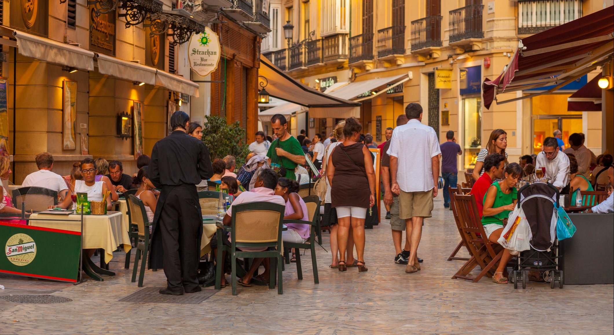 Camarero en Málaga. Foto: iStock