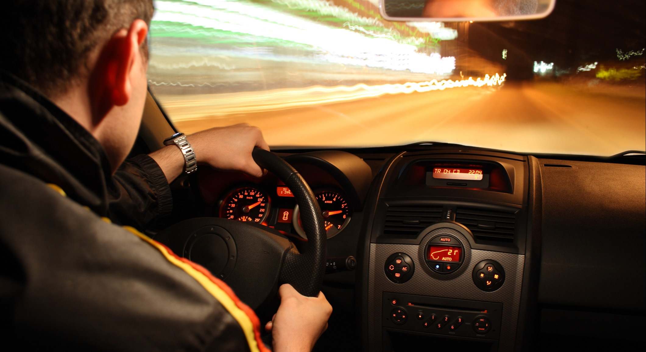 Conductor circulando a gran velocidad por la carretera