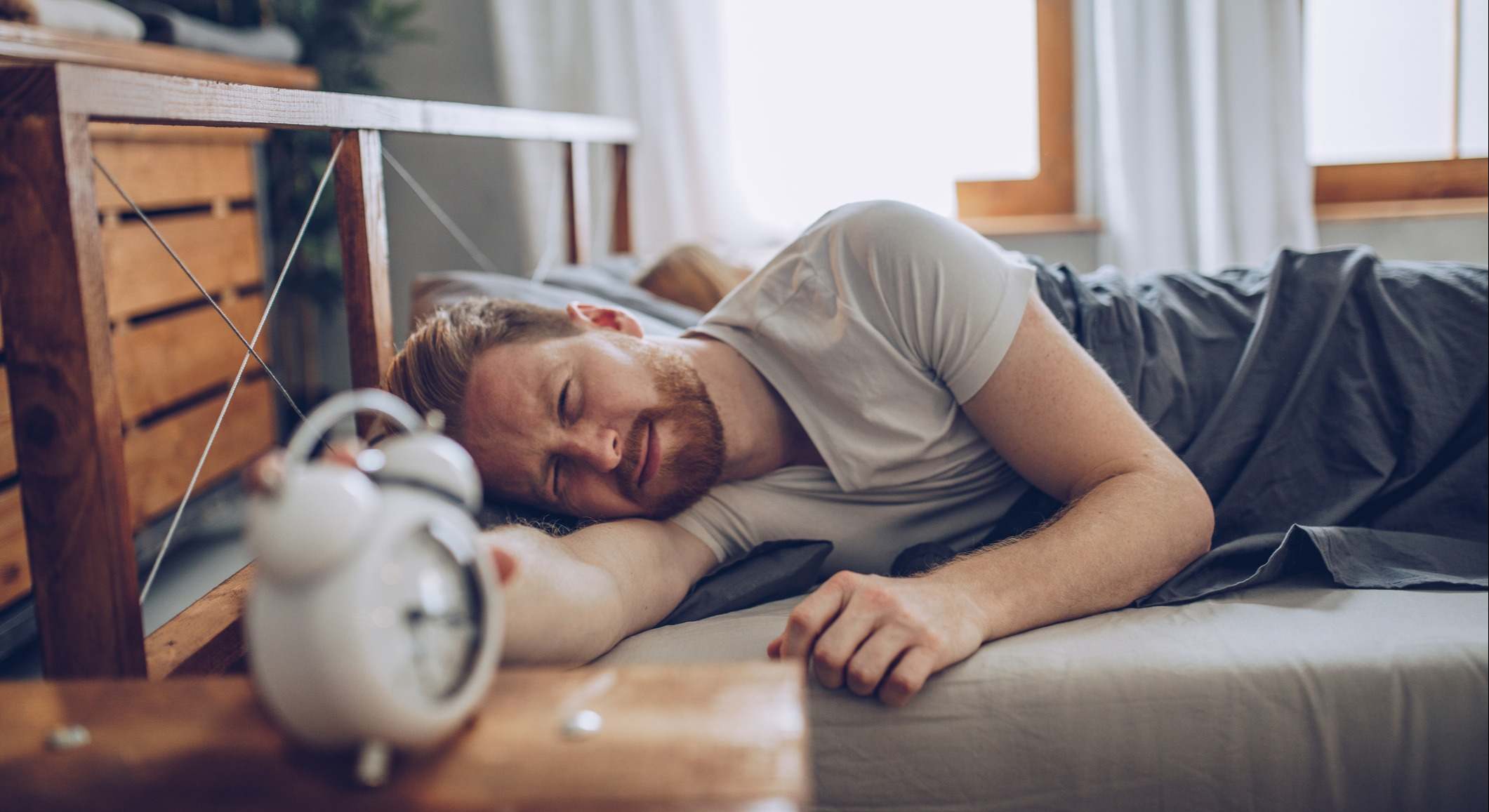Hombre levantándose tarde de la cama
