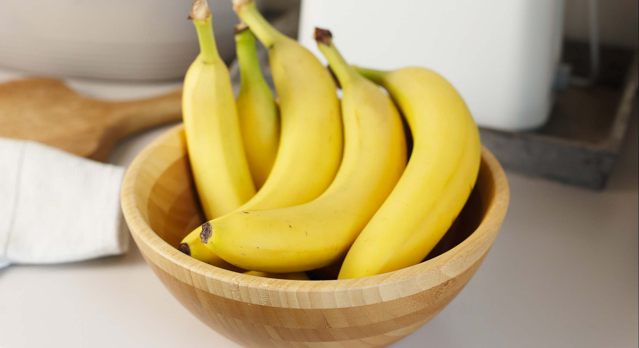 Un racimo de plátanos en el frutero. / Foto: iStock