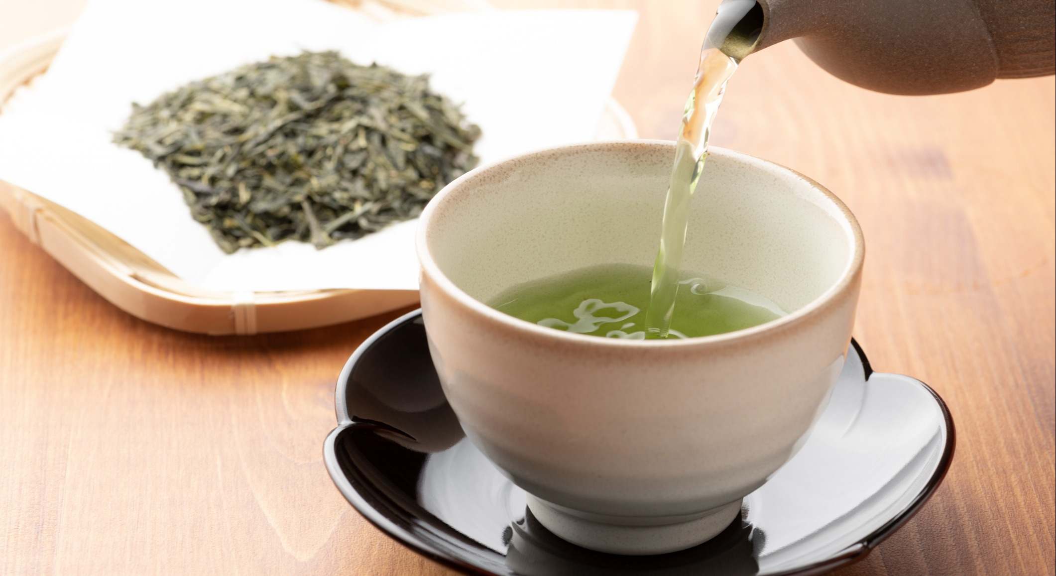 Té verde caliente sobre una mesa de madera