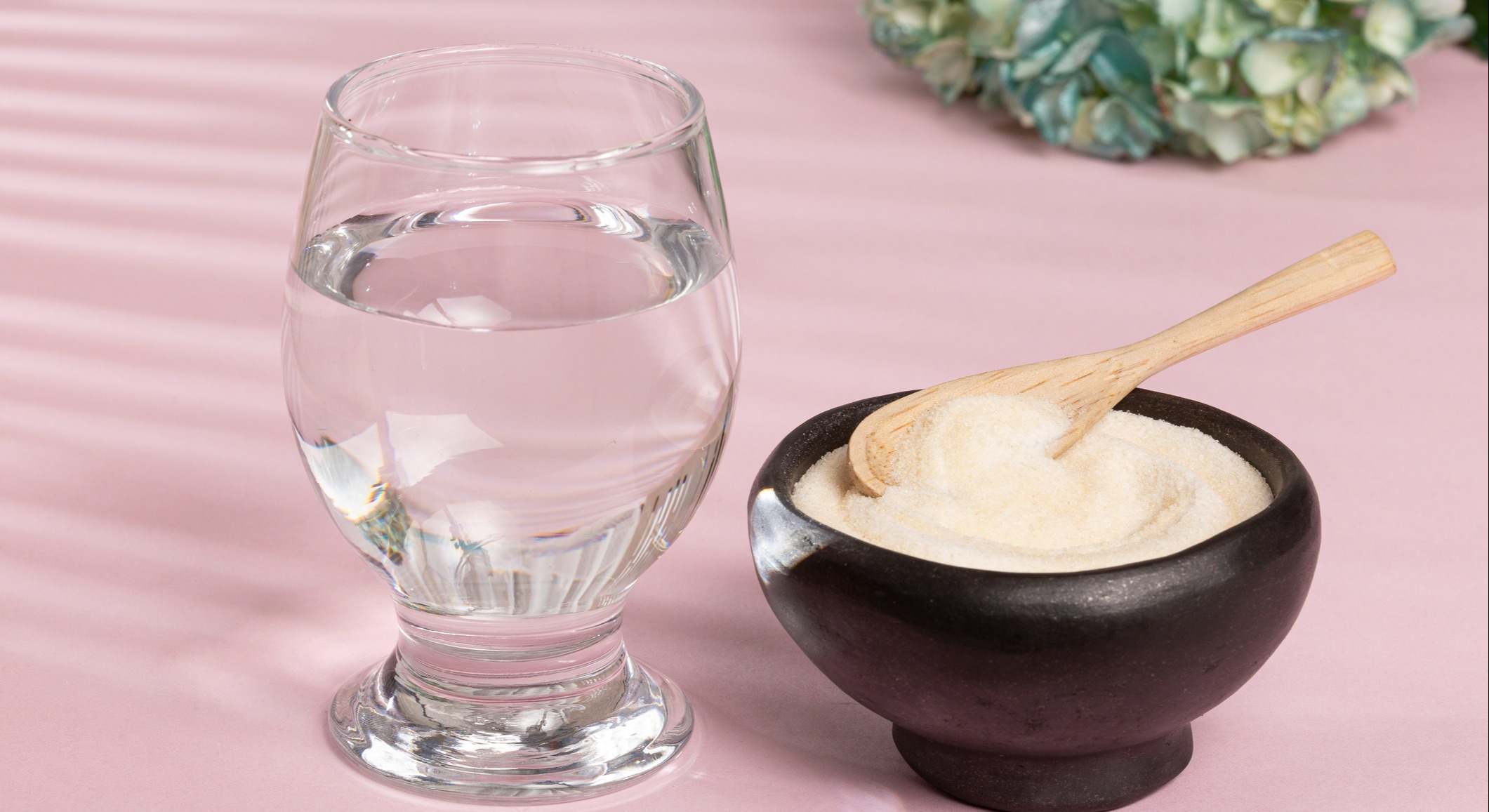 Colágeno hidrolizado junto a un vaso de agua