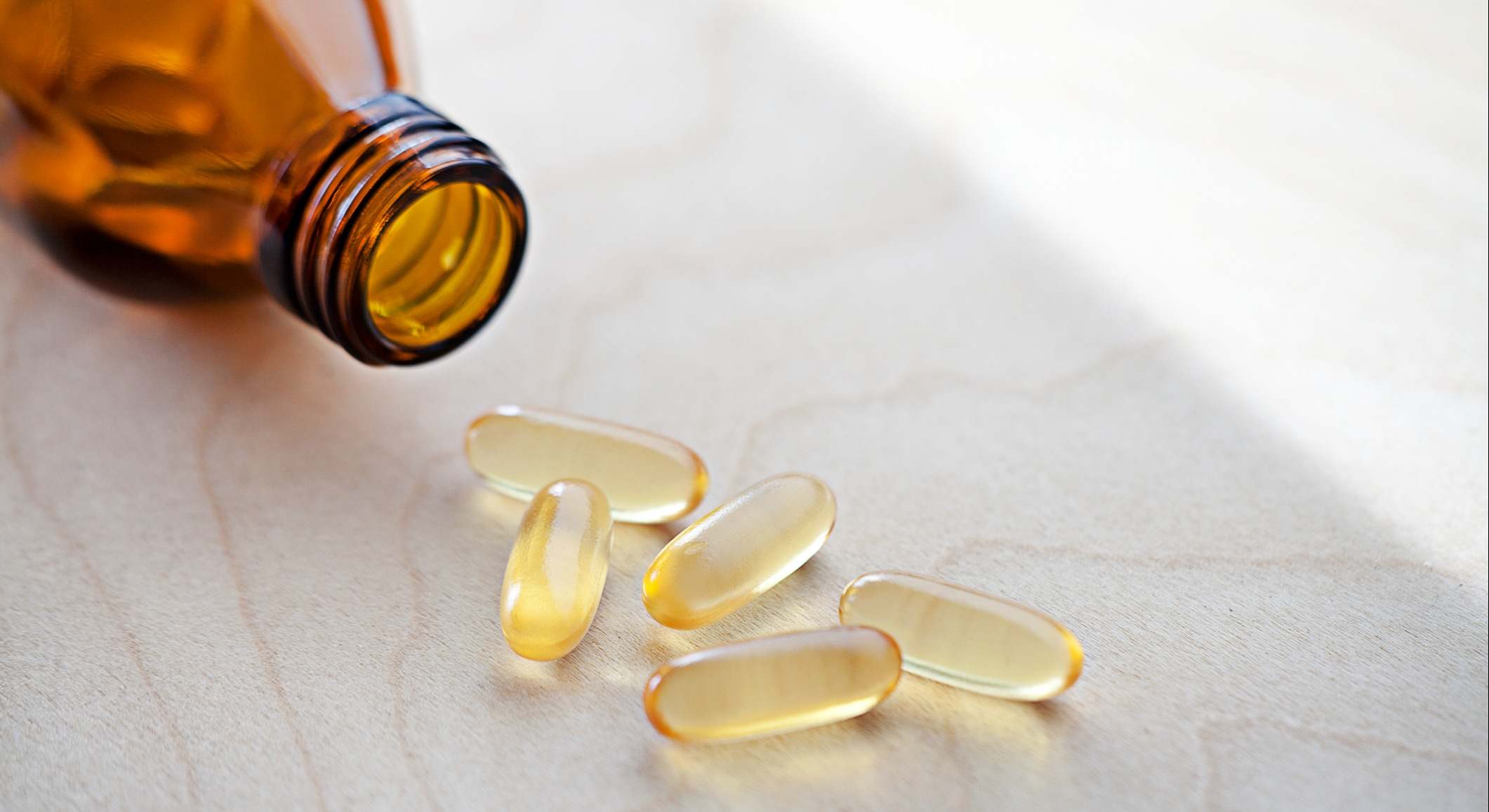 Vitaminas derramadas de un bote. Firma: iStock