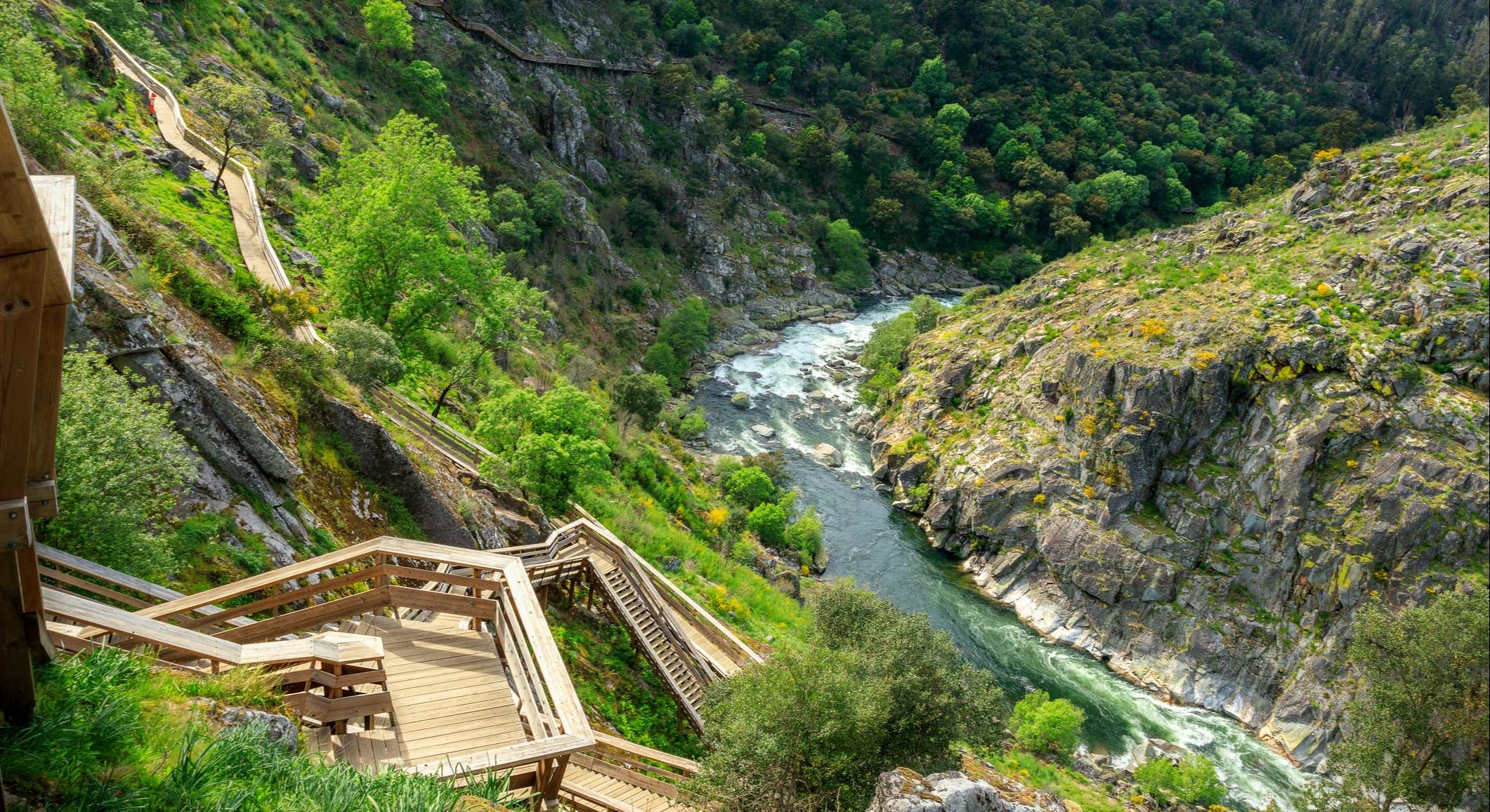 Hermoso paisaje del río Paiva y las pasarelas de Paiva, en Portugal.
