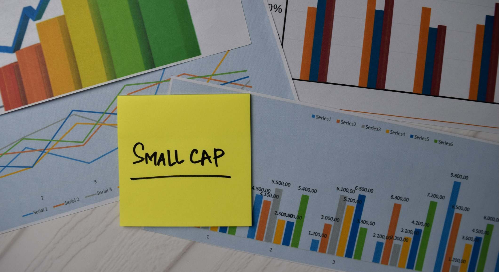Un post-it con la palabra small caps escrita