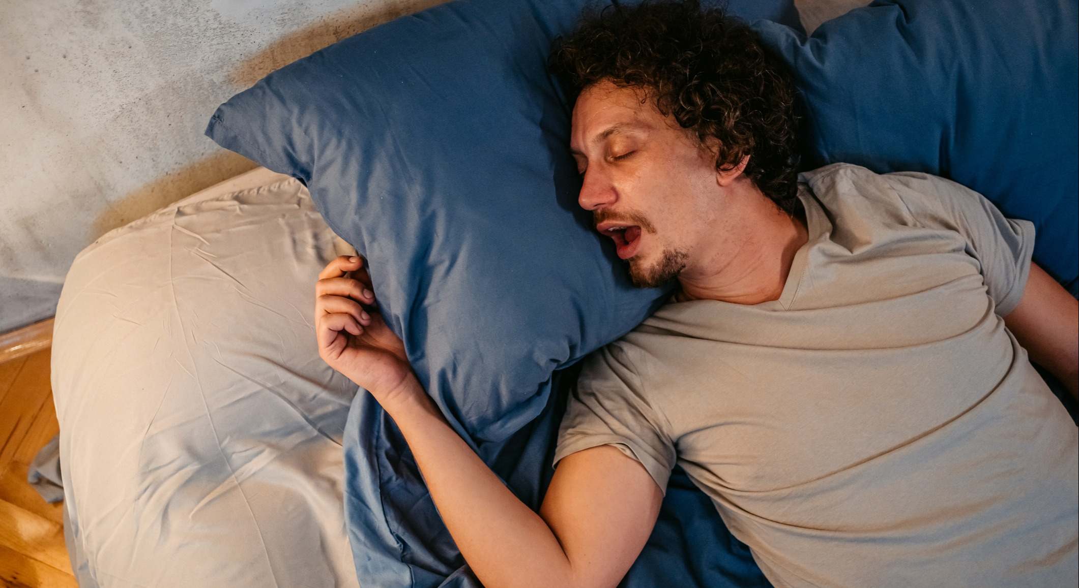 Hombre durmiendo en la cama