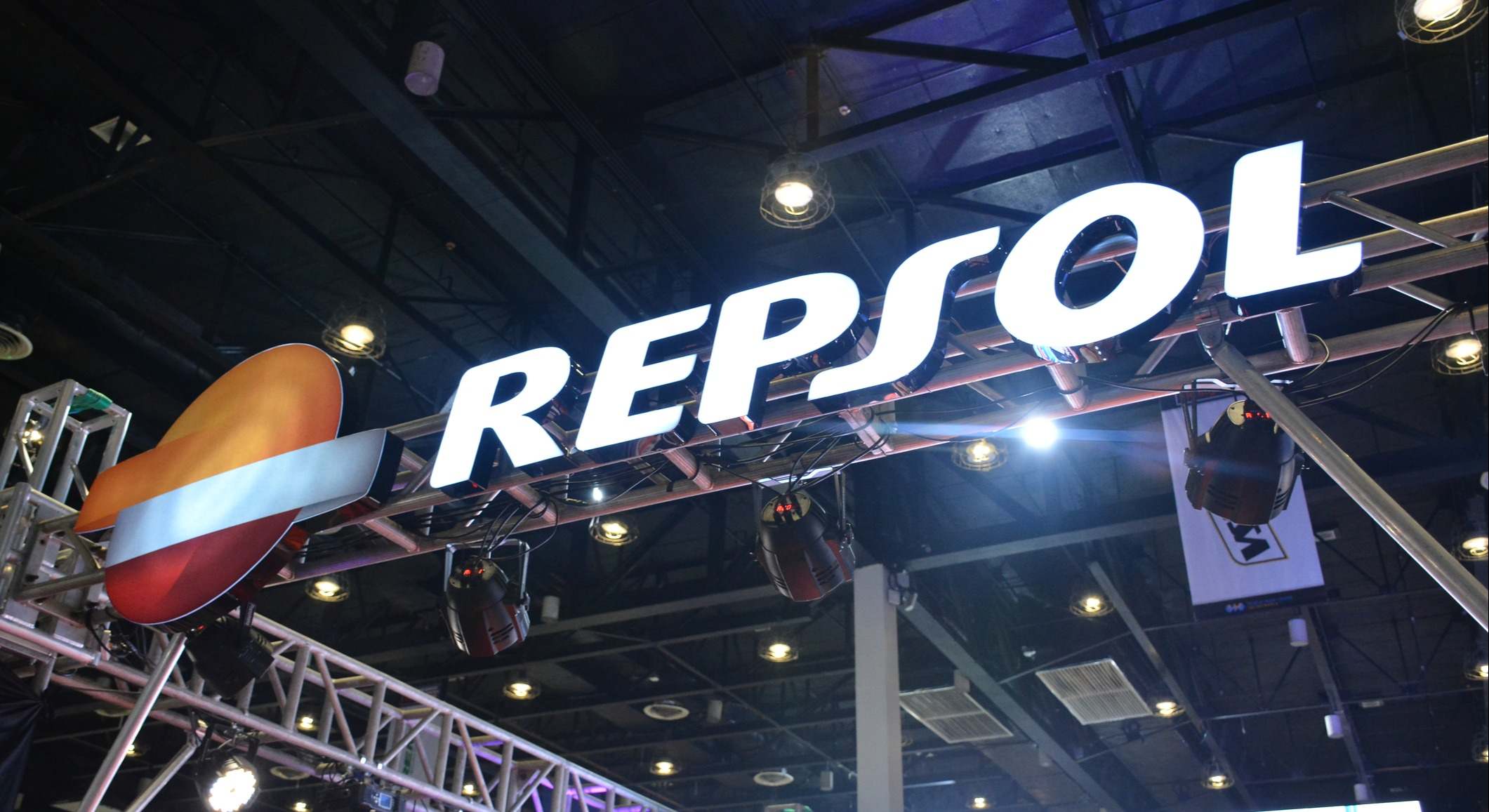Logo de Repsol en un interior de un edificio