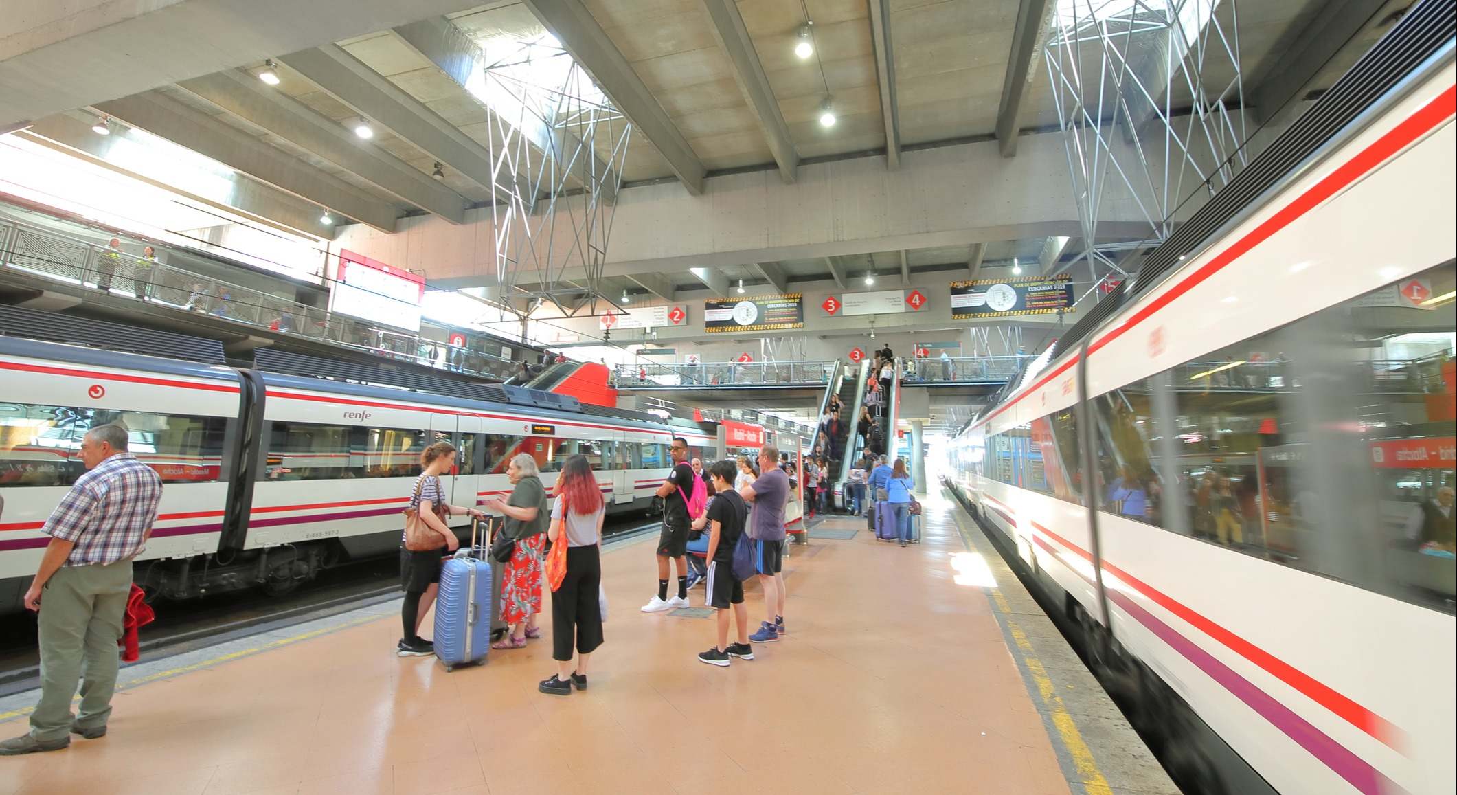 Pasajeros esperando un tren en una estación