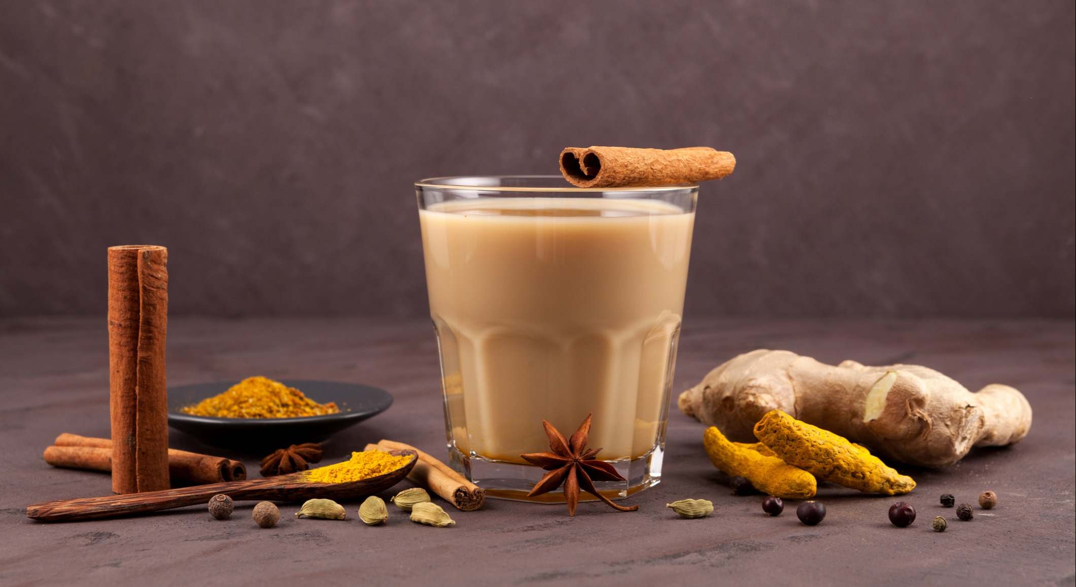 Café con varias especias a su alrededor