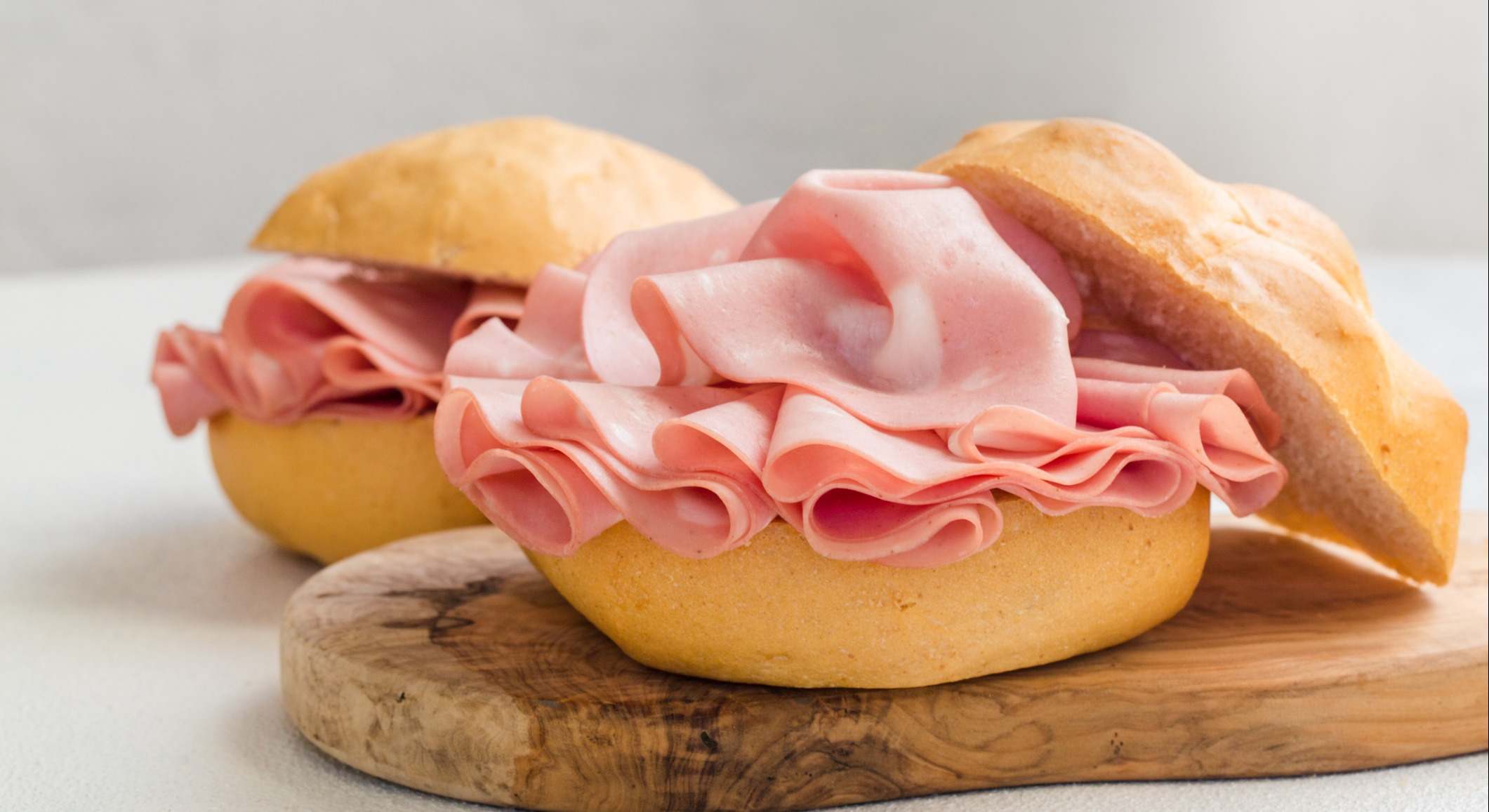 sándwich de mortadela