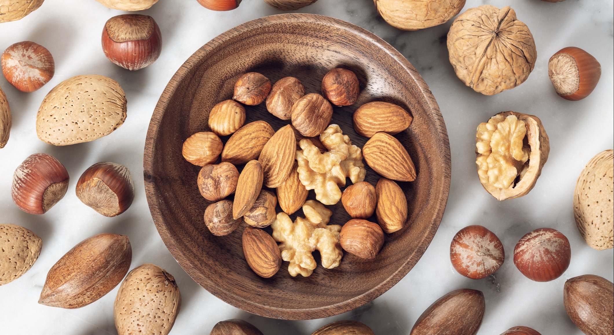 Variedad de frutos secos en una cuenco de madera