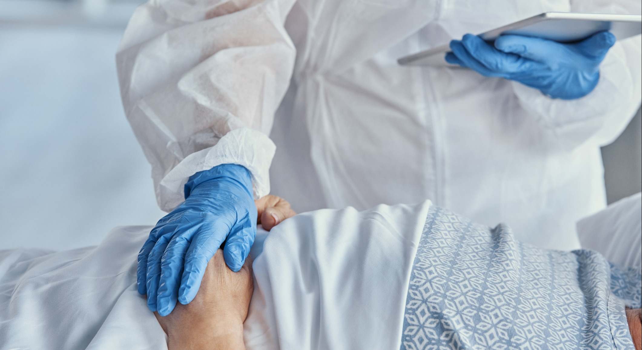 Médico dándole la mano a un paciente