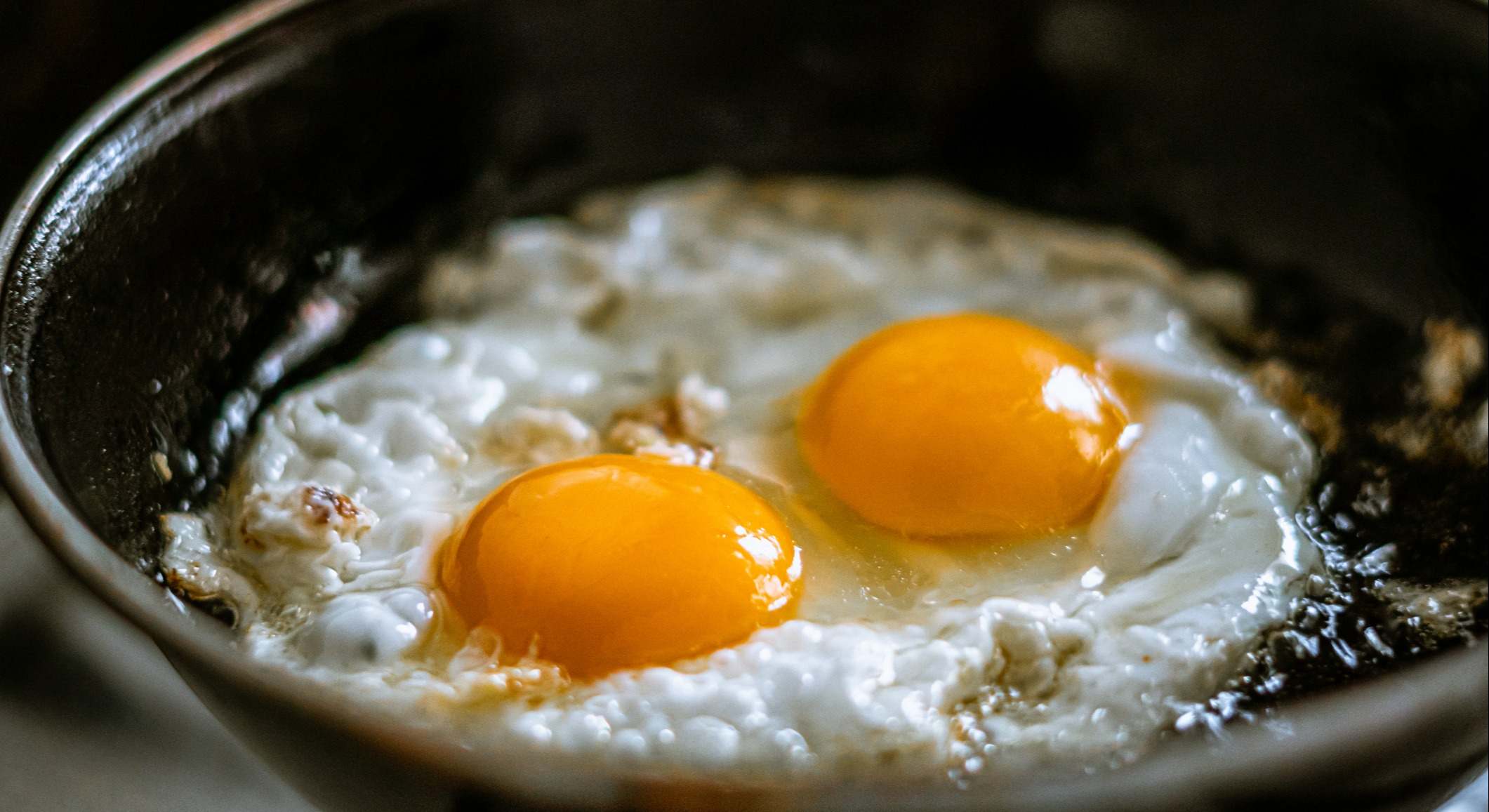 Huevos fritos en una sartén