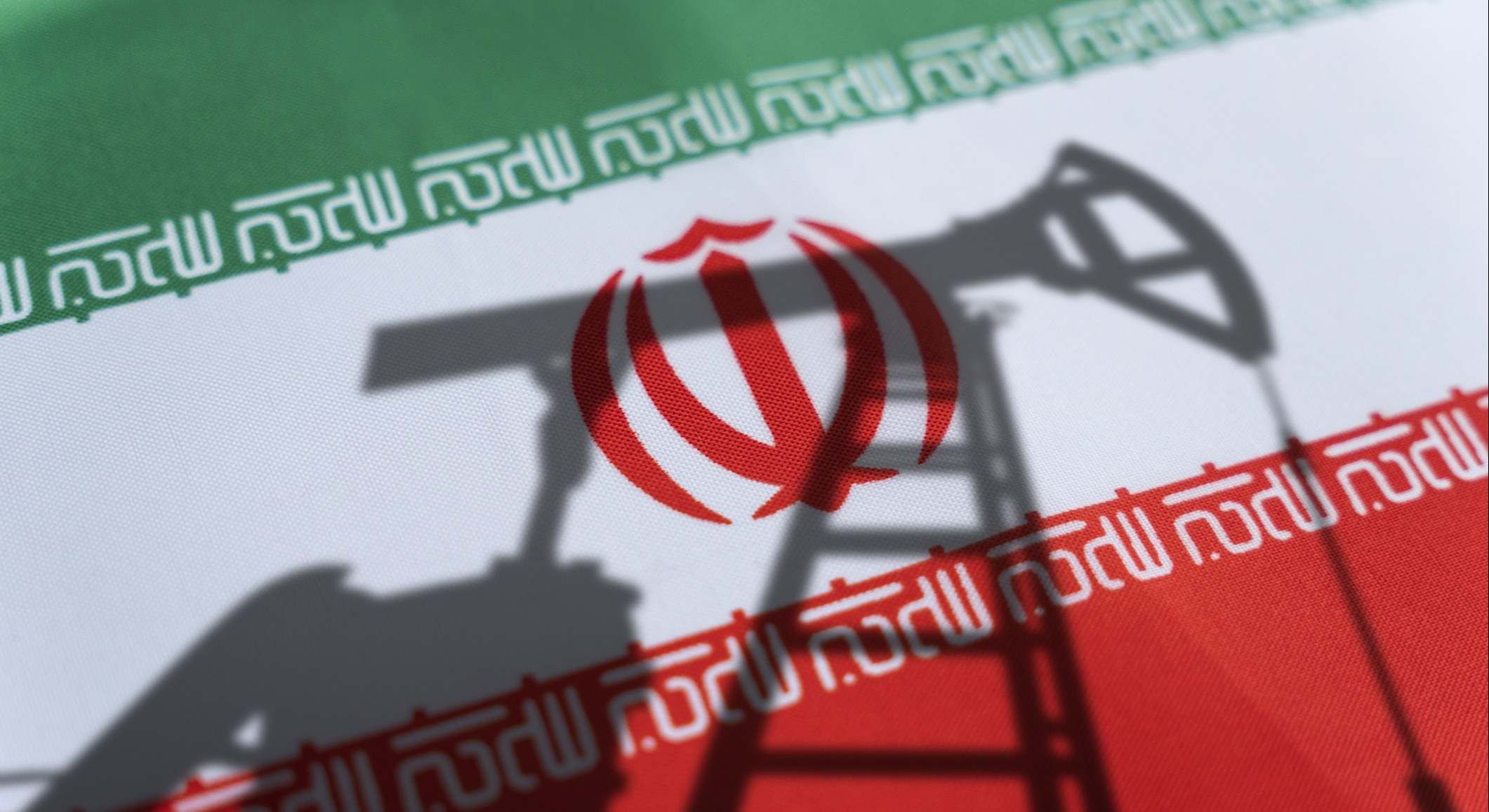 Una bandera de Irán con una sombra de una plataforma petrolífera proyectada encima