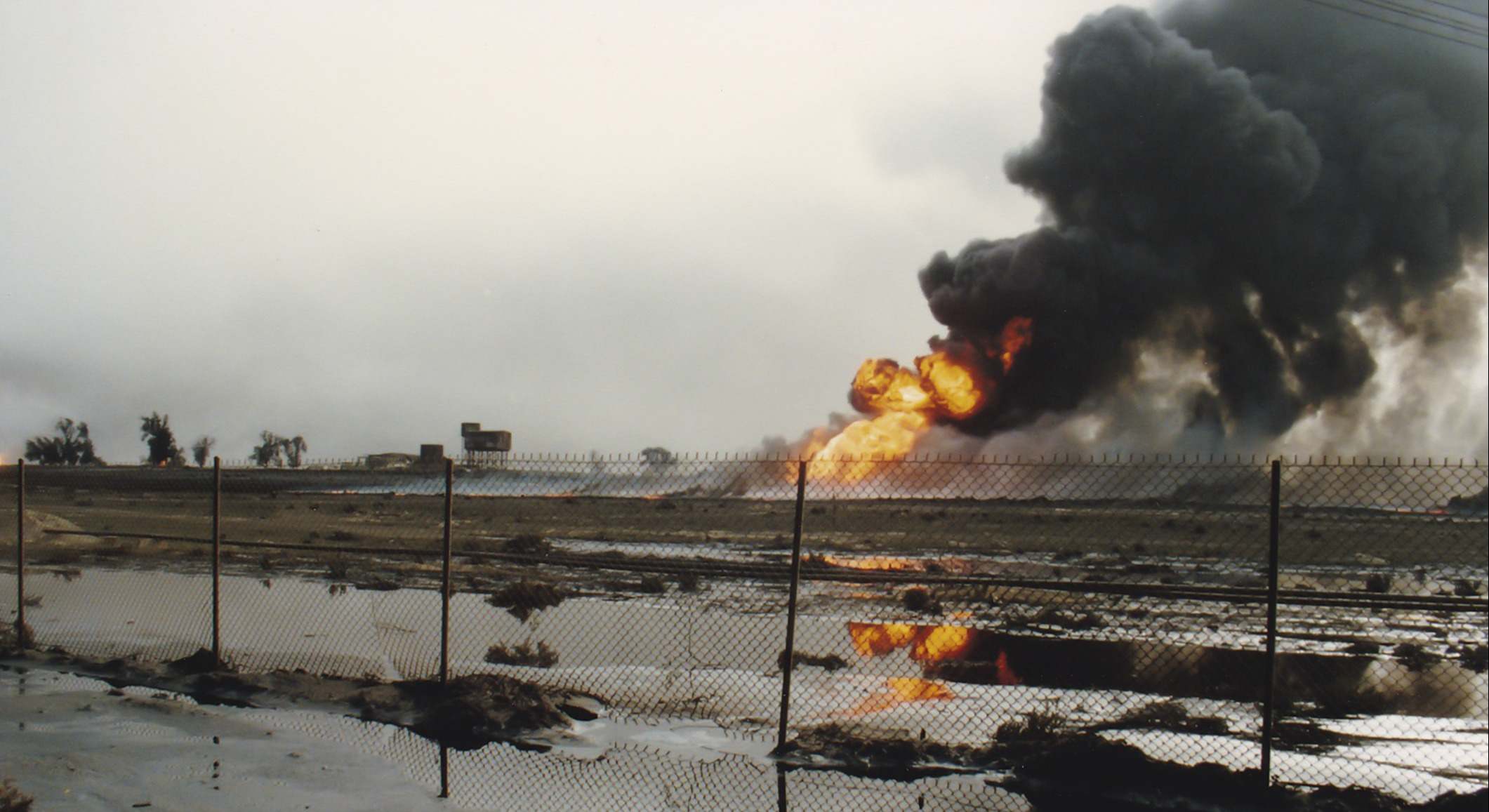 Incendio en campo de petróleo