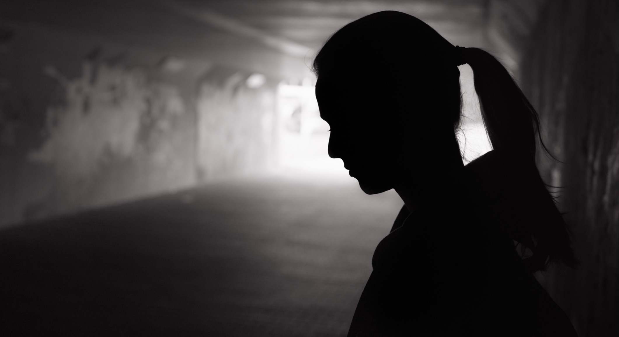 Mujer deprimida en un túnel