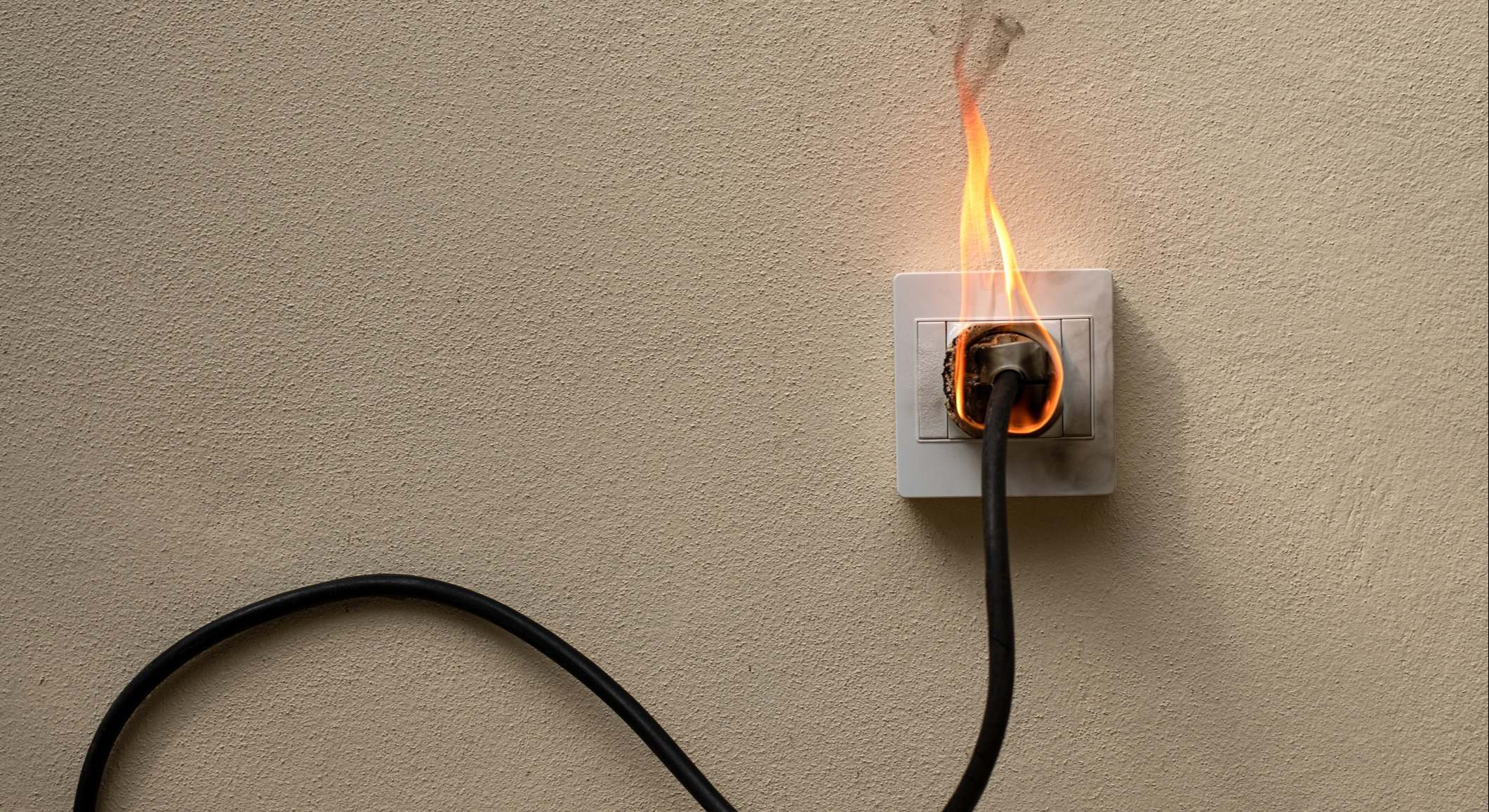Enchufes de pared ardiendo