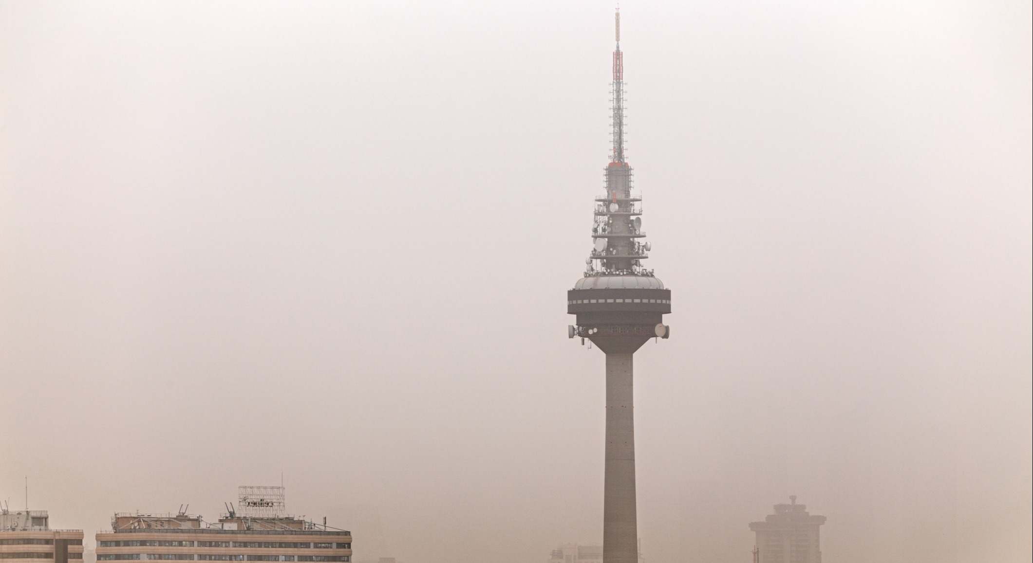 Torre de comunicaciones de Televisión Española bajo la neblina de polvo sahariano