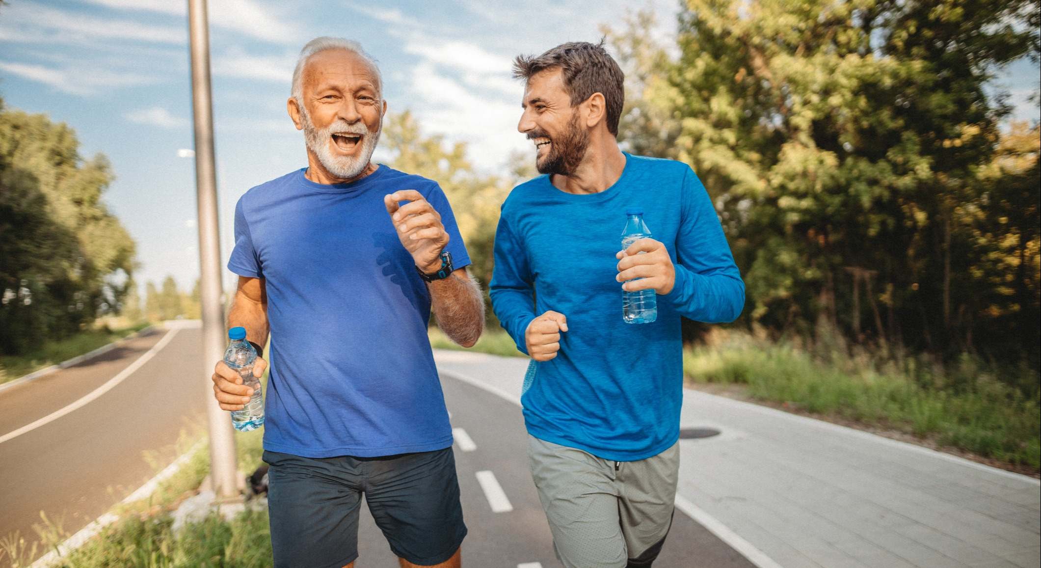 Dos hombres sonrientes haciendo ejercicio al aire libre