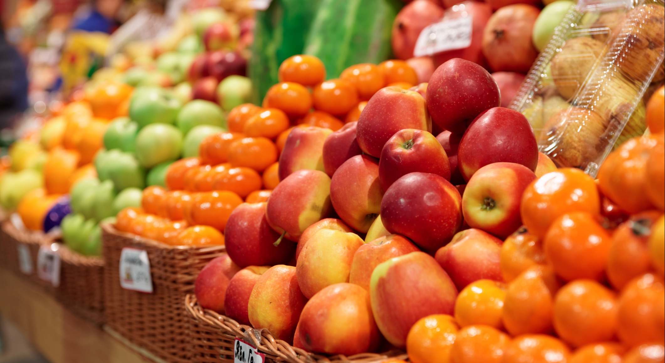 Frutas colocadas en cestas de mimbre en un mercado