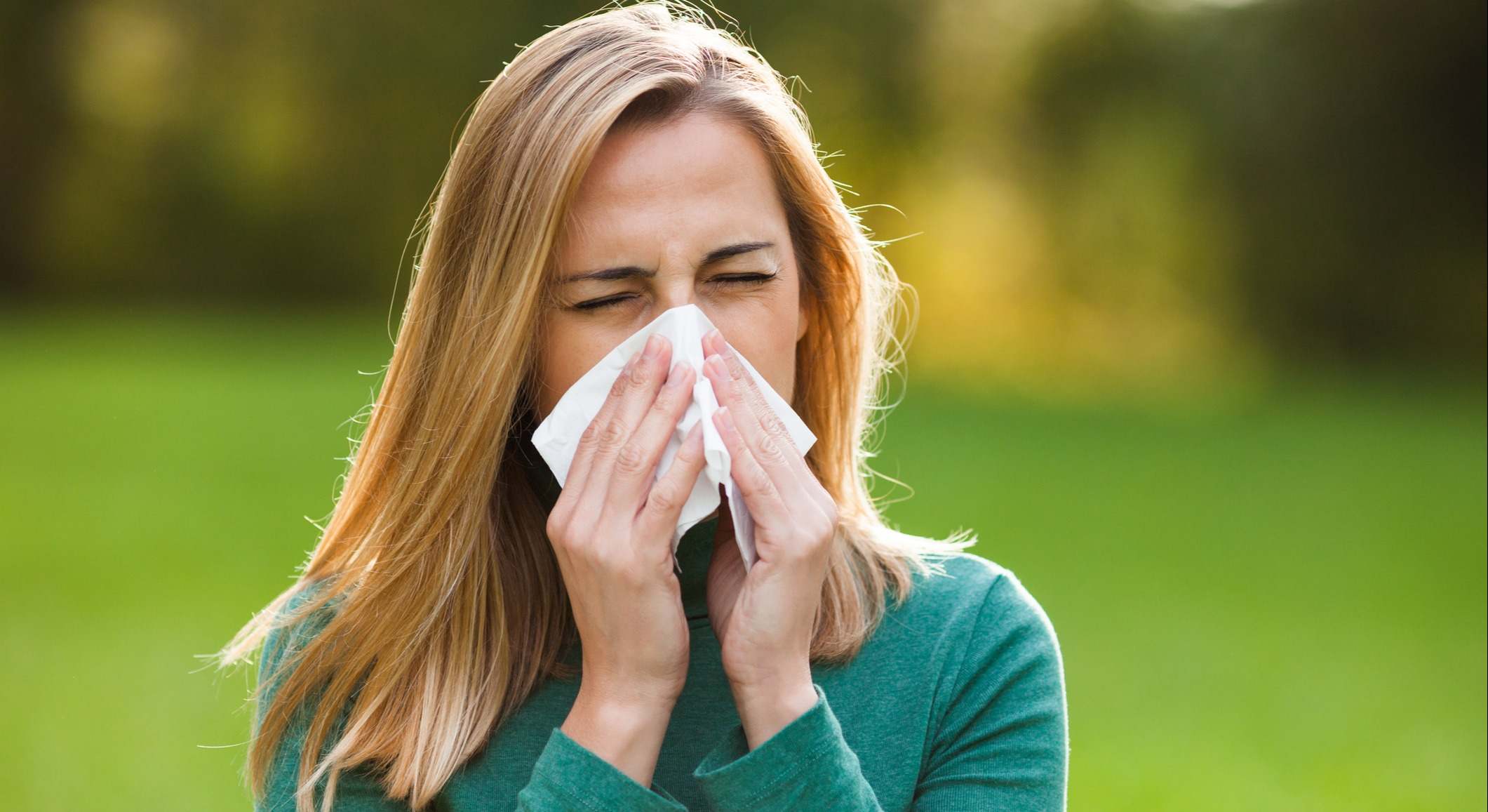 Una mujer estornuda como consecuencia de la alergia. / Foto: istock