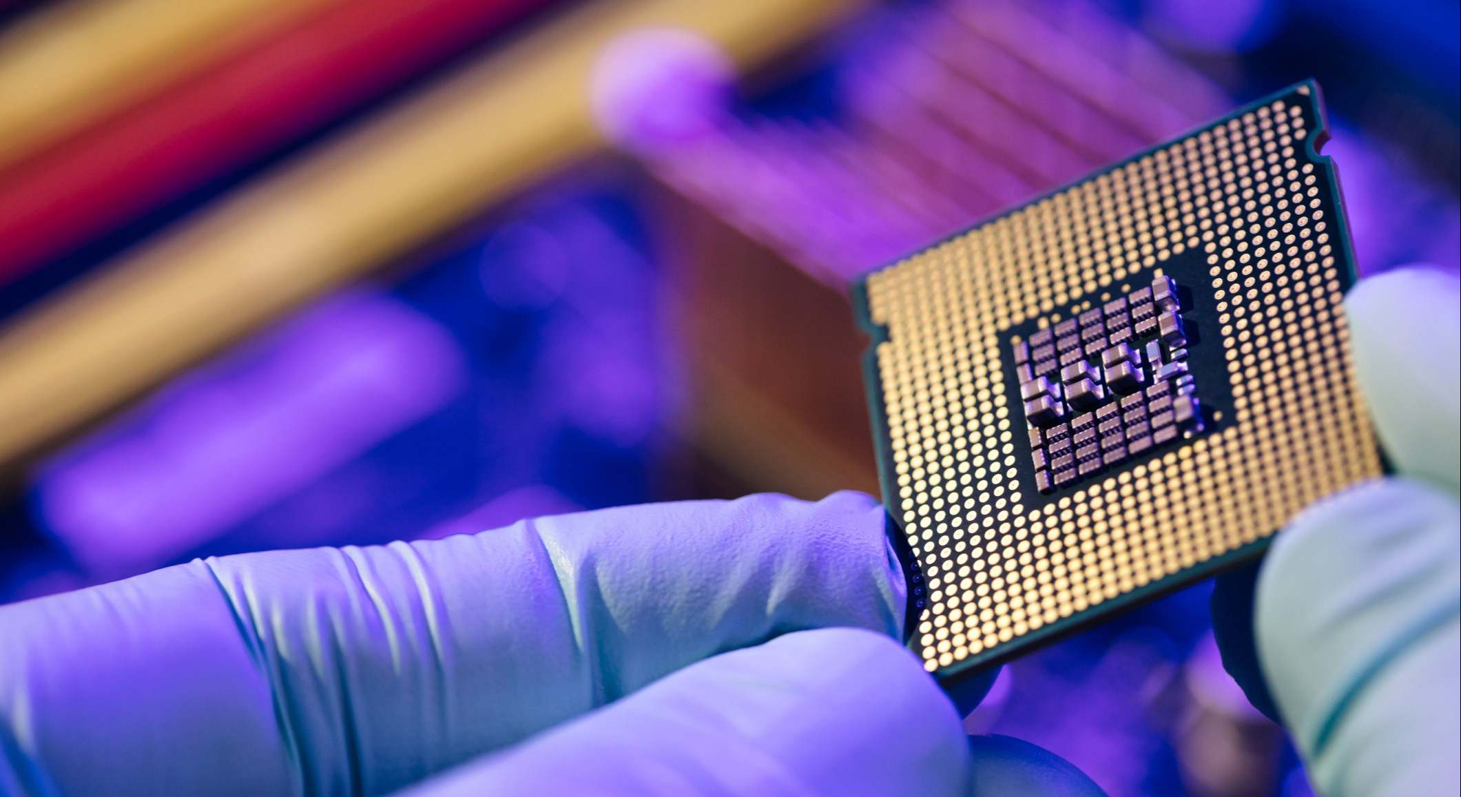 Mano sosteniendo un chip. Foto: iStock