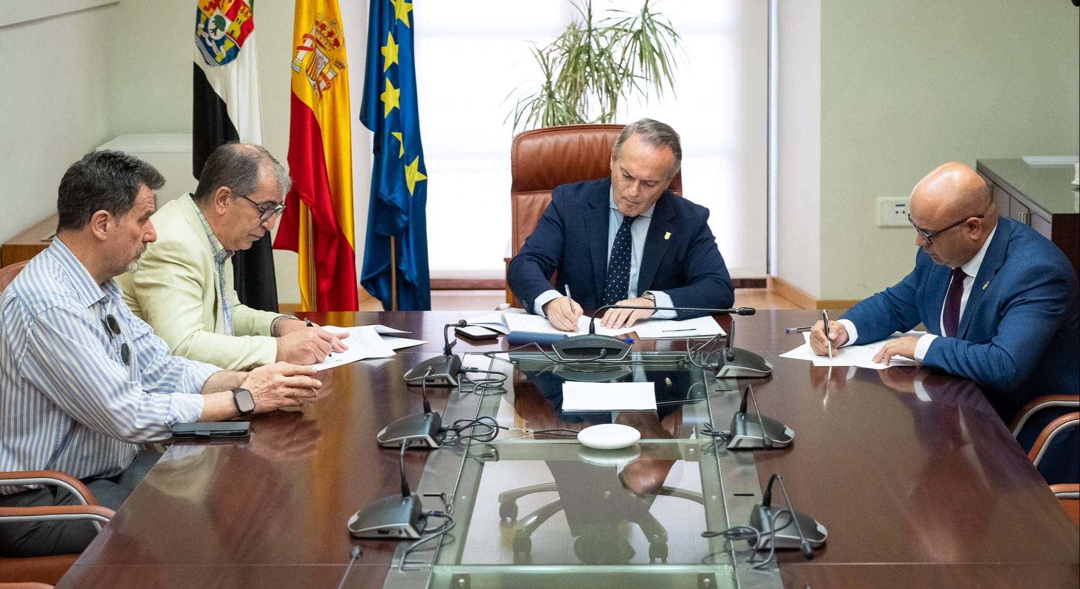 El consejero de Infraestructuras, Transporte y Vivienda, Manuel Martín Castizo, y los presidentes de los Colegios de Abogados