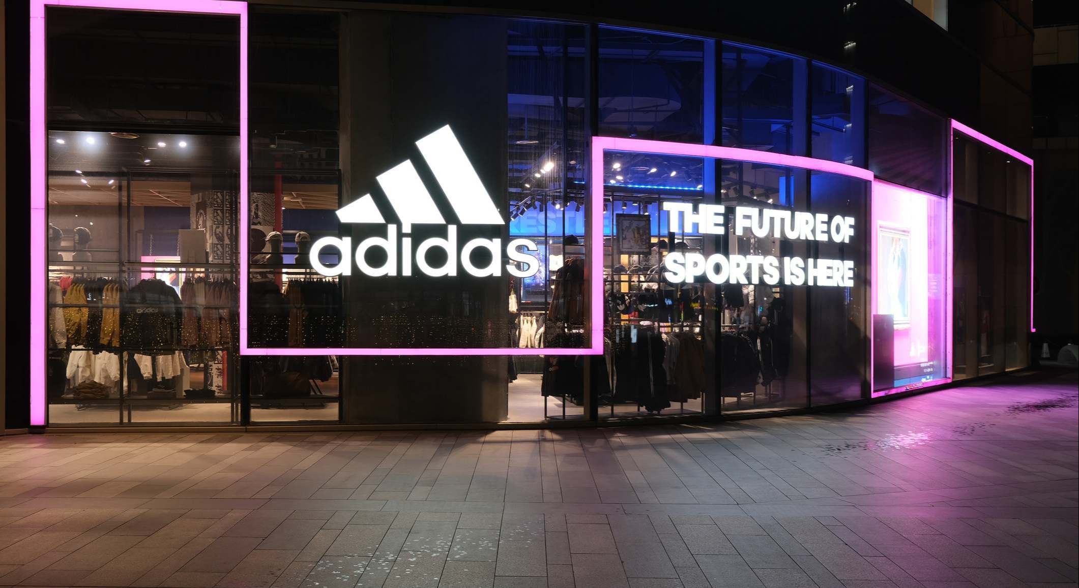 Fotografía de una tienda de Adidas
