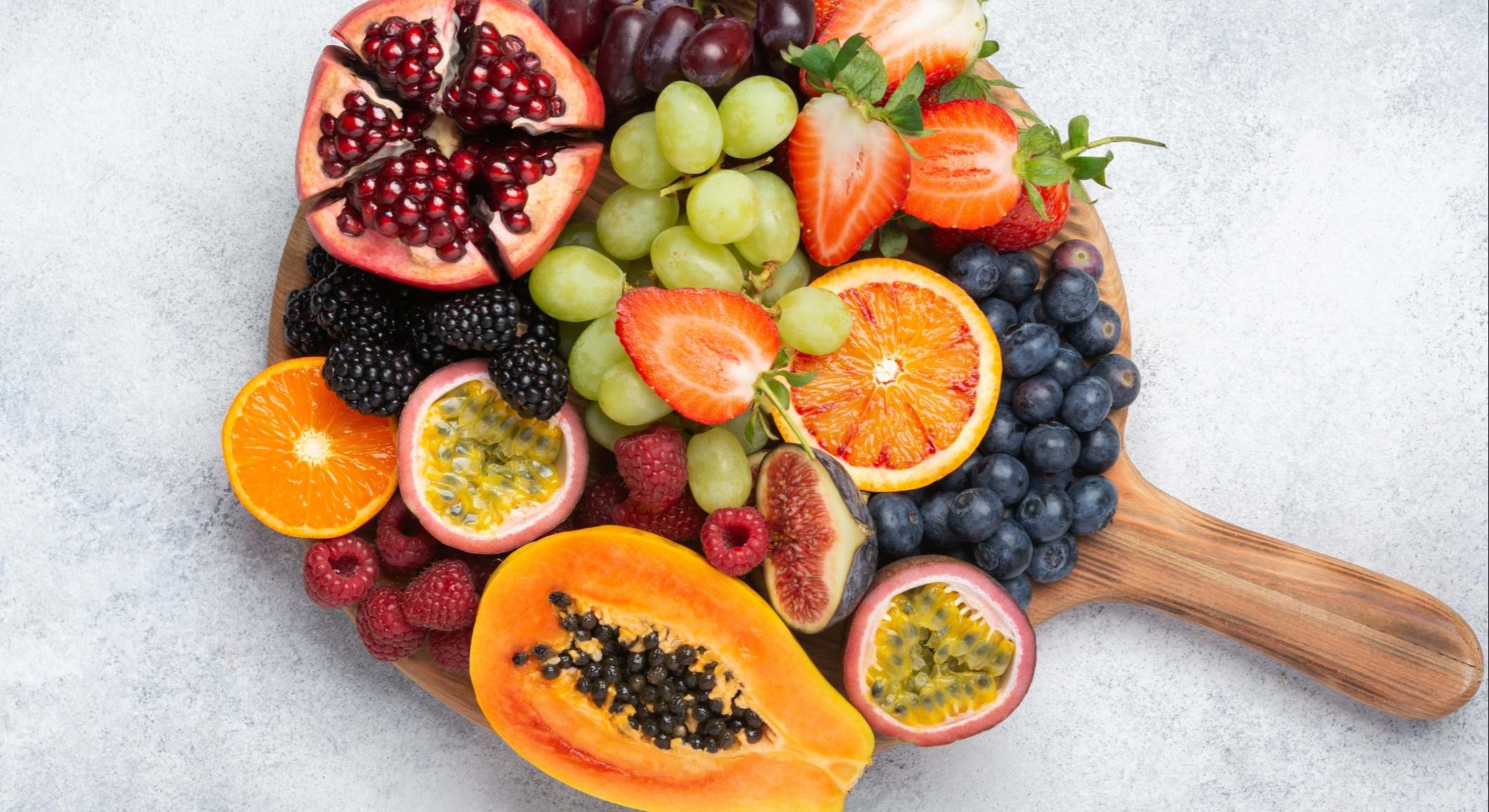 Variedad de frutas sobre una tabla de madera