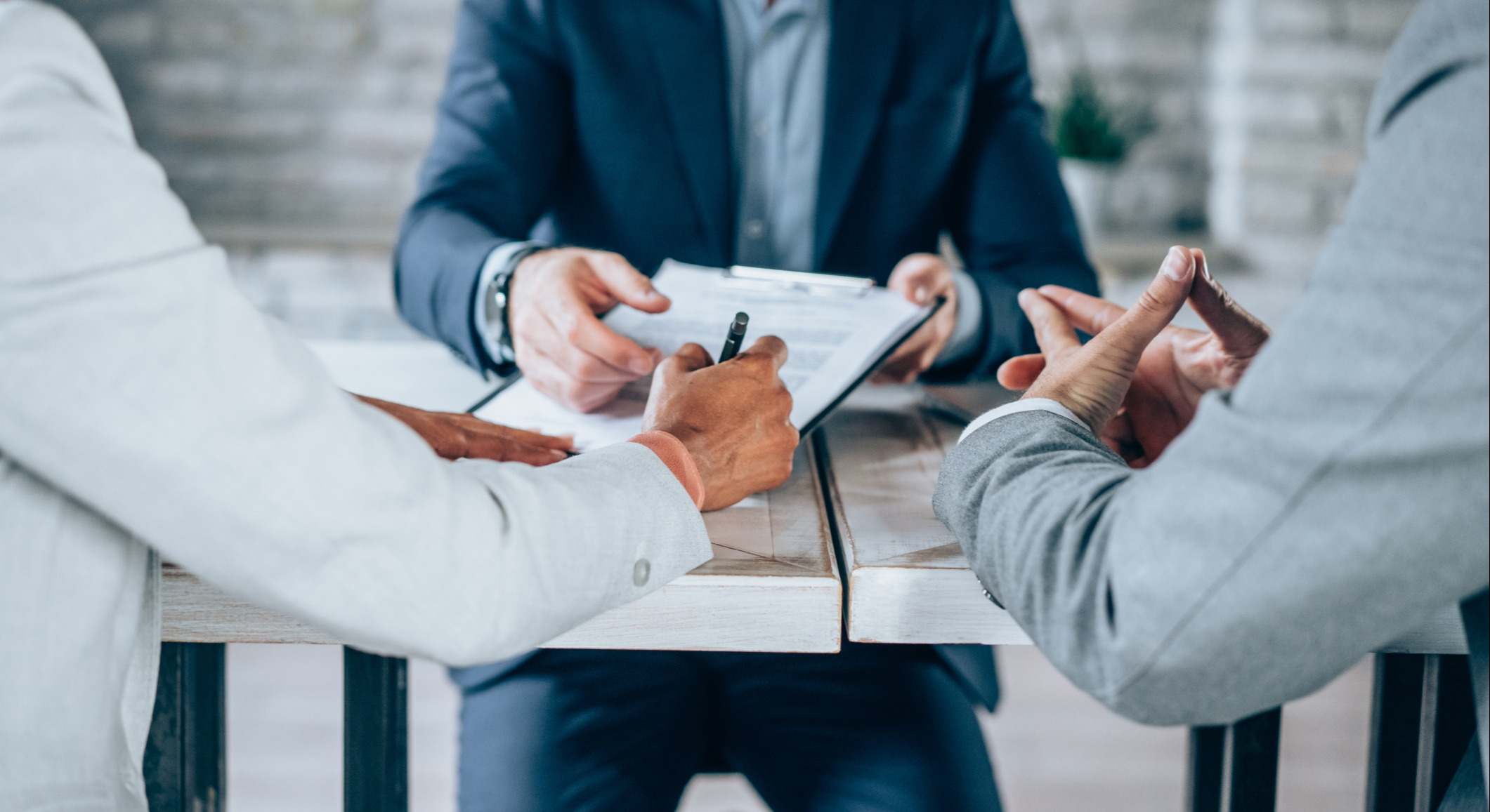 Dos personas firman un contrato